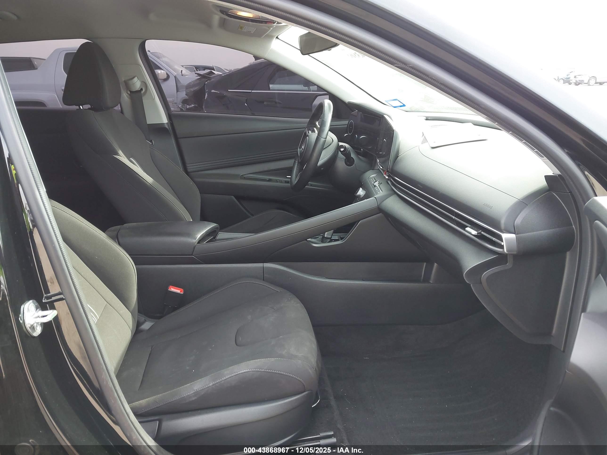 HYUNDAI ELANTRA image 5