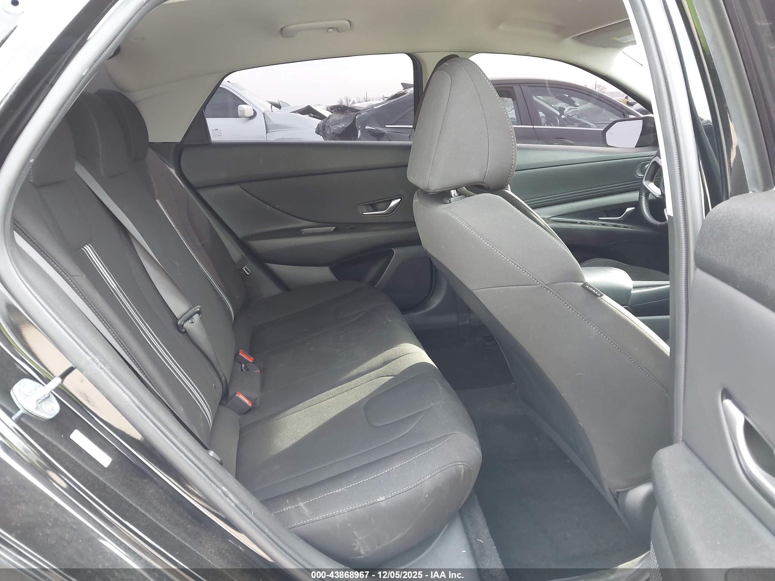 HYUNDAI ELANTRA image 8