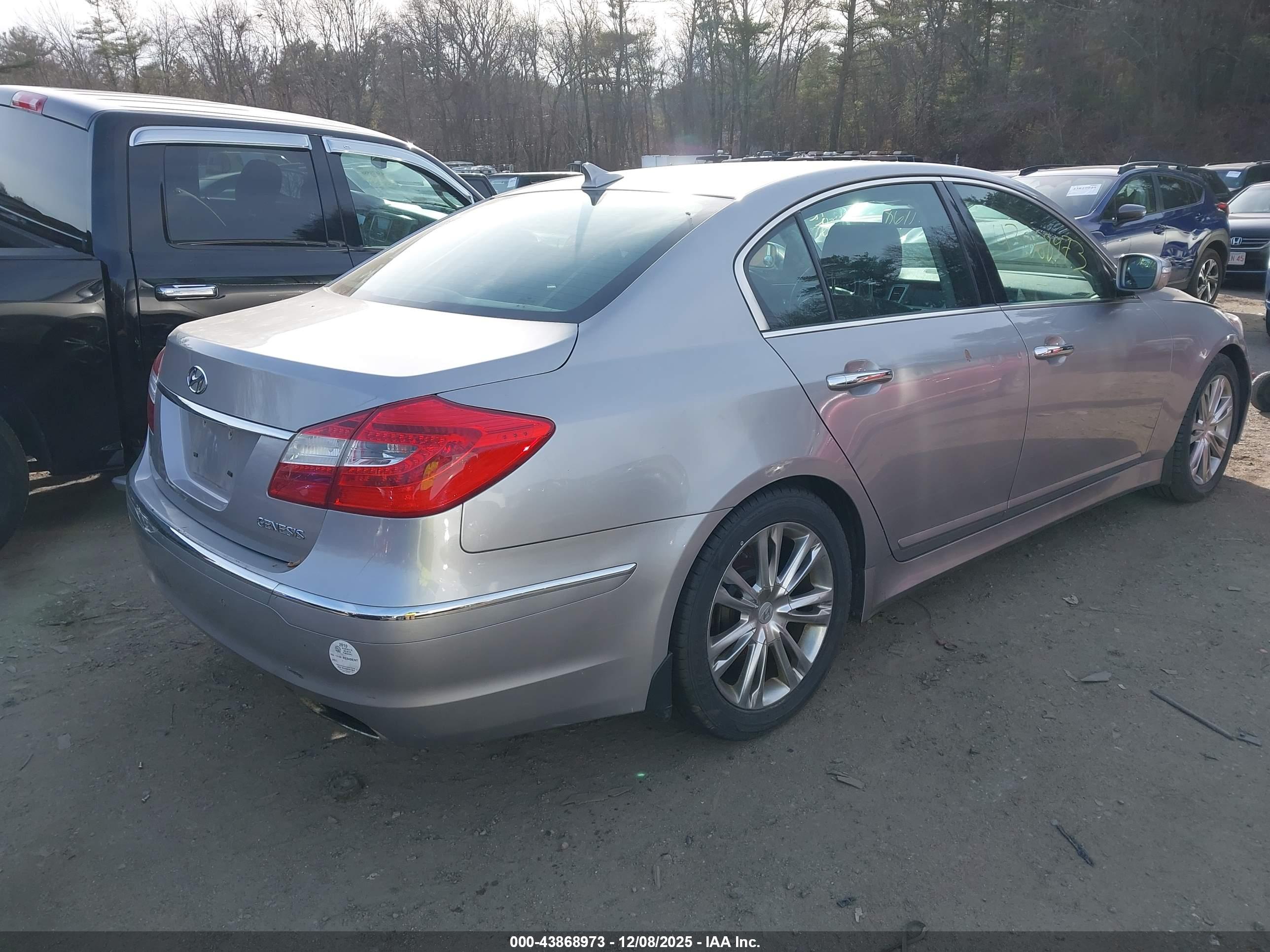 HYUNDAI GENESIS image 4