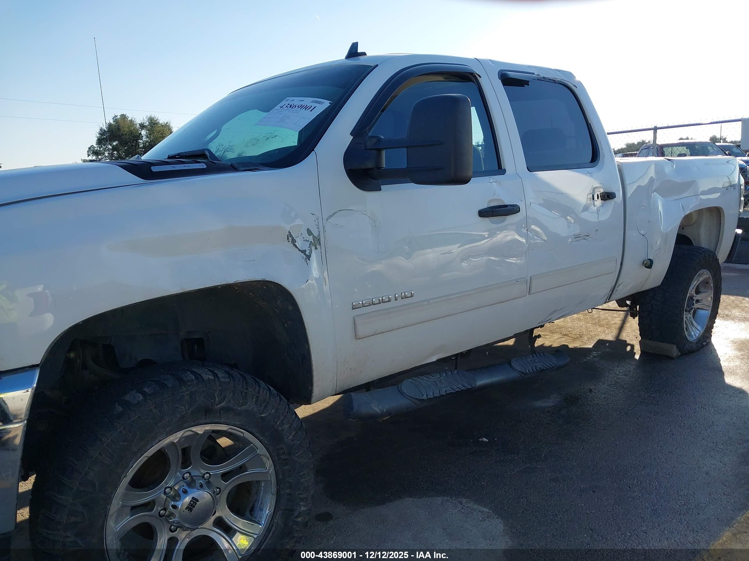 CHEVROLET SILVERADO image 6