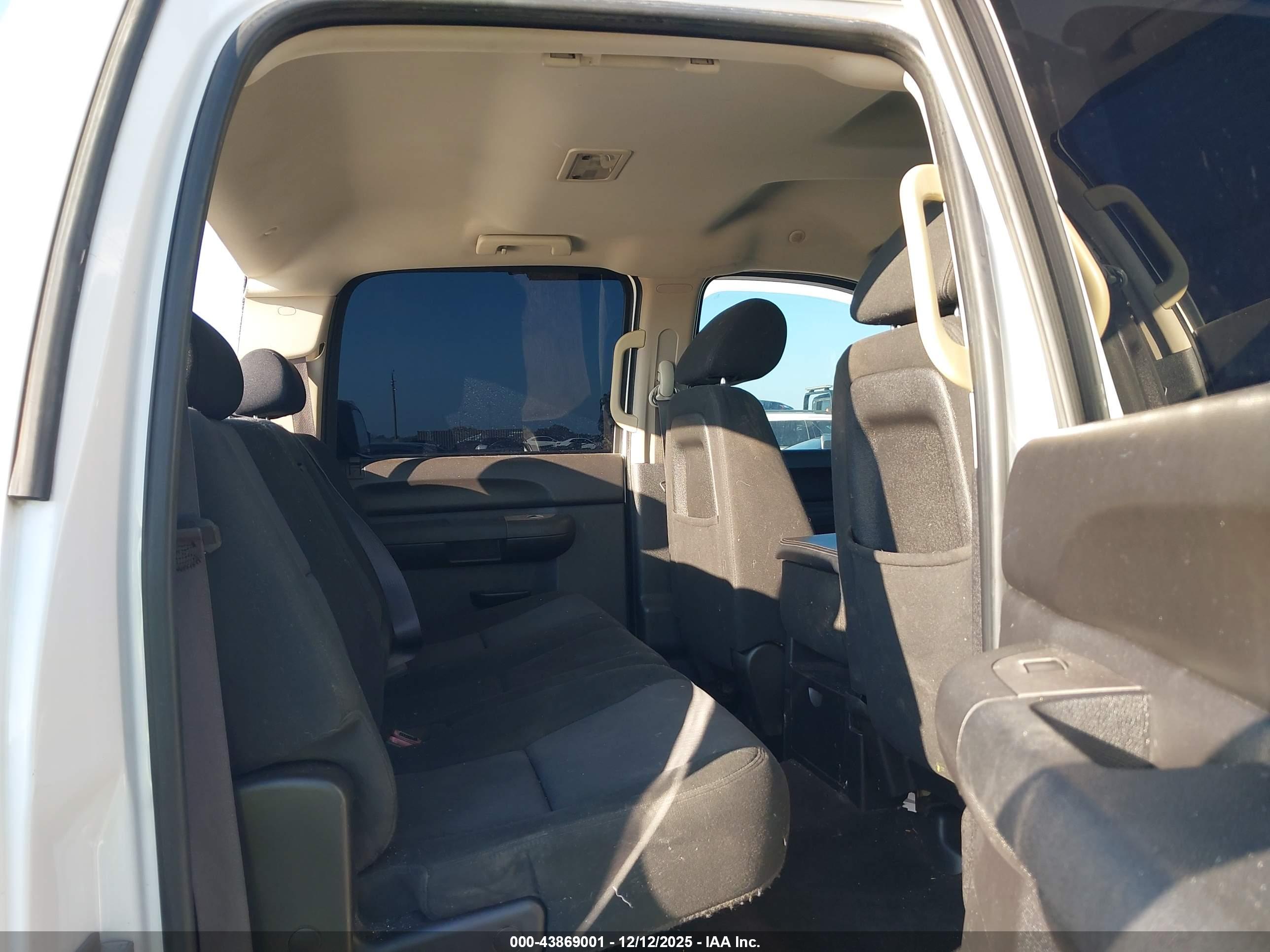 CHEVROLET SILVERADO image 8