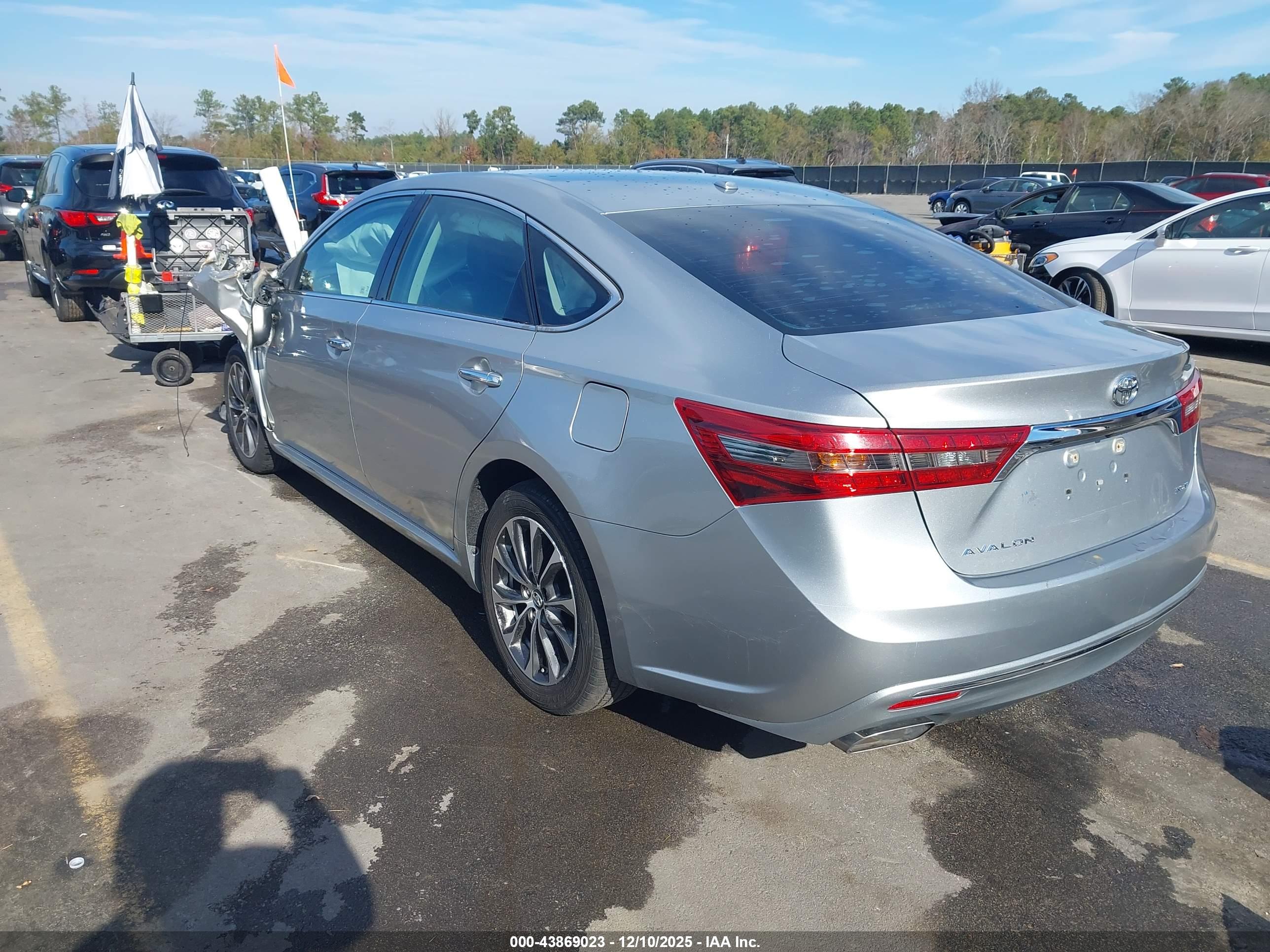 TOYOTA AVALON image 3