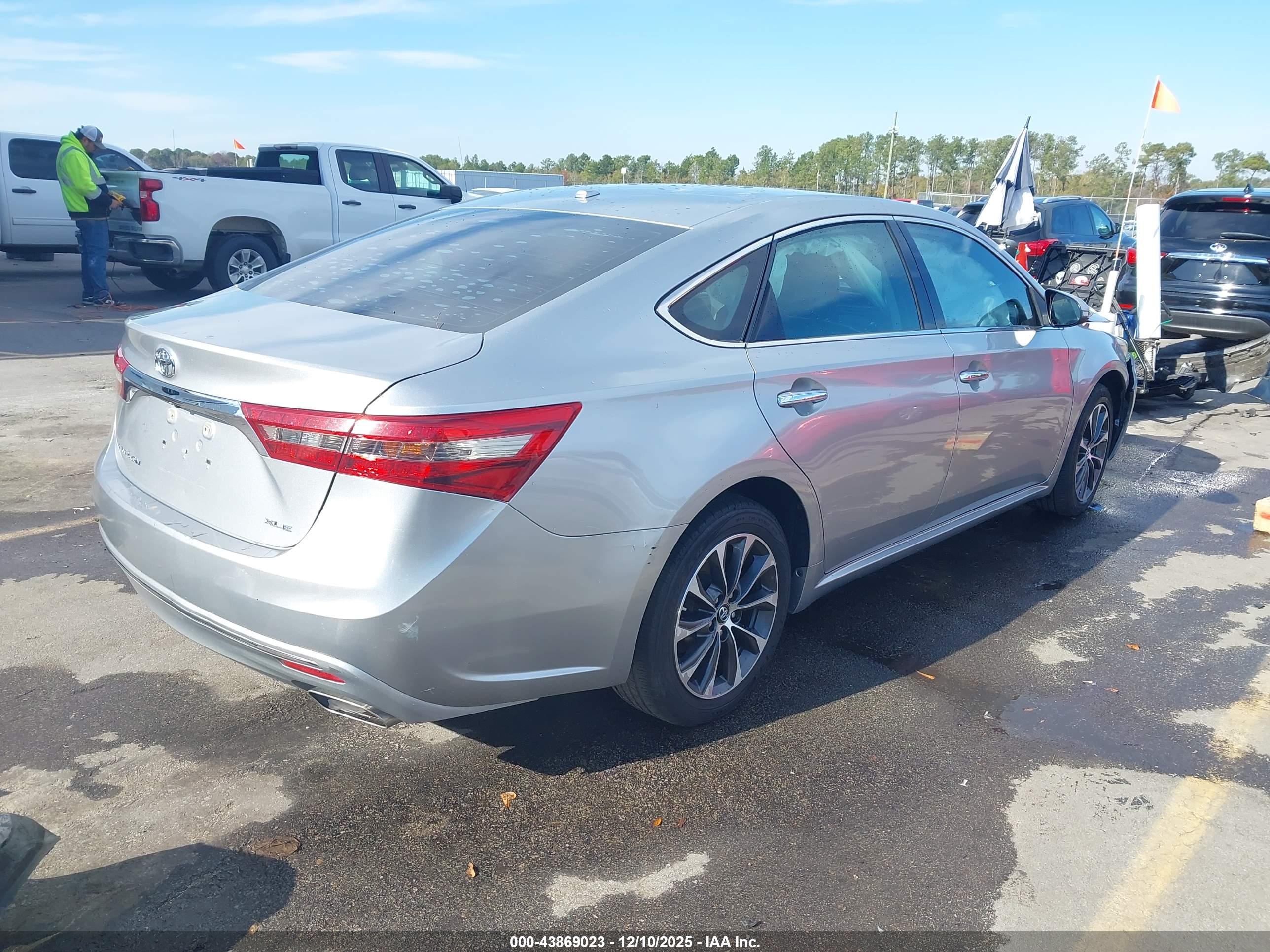 TOYOTA AVALON image 4