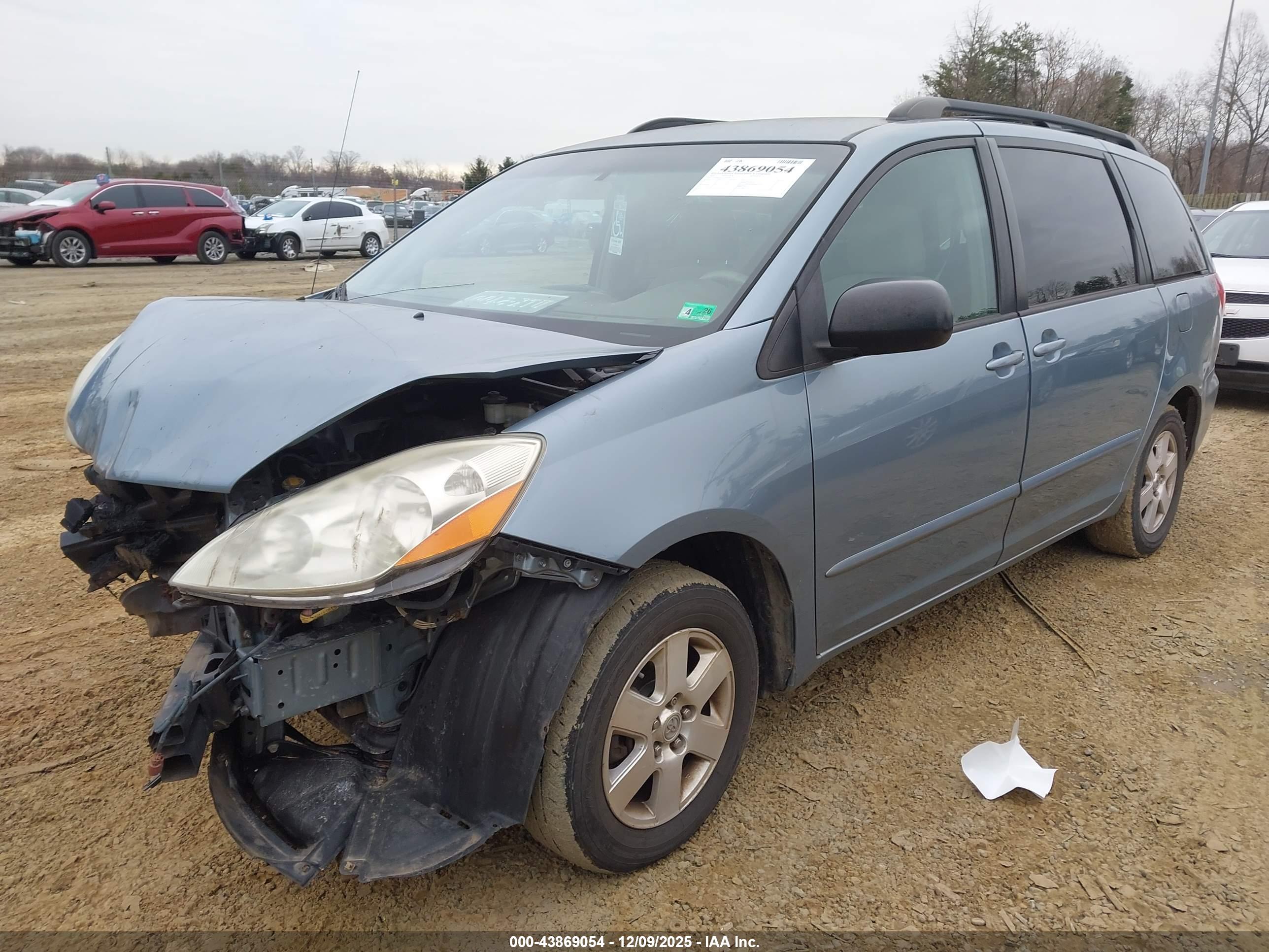 TOYOTA SIENNA image 2