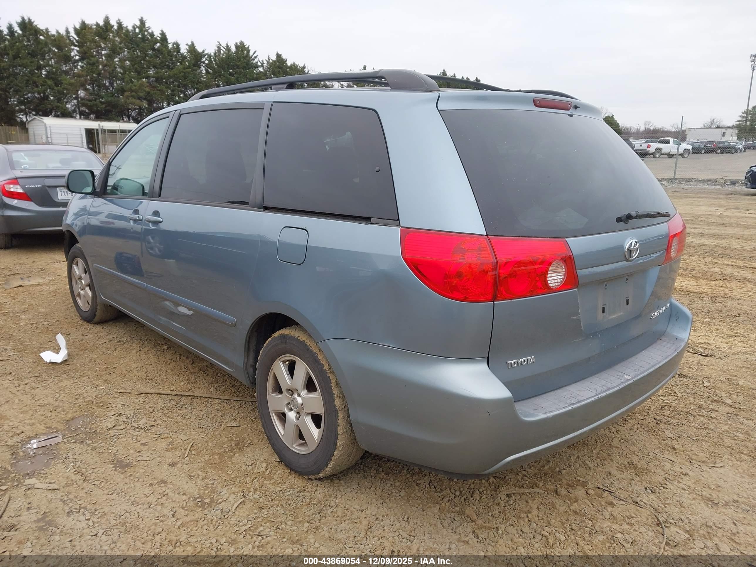 TOYOTA SIENNA image 3