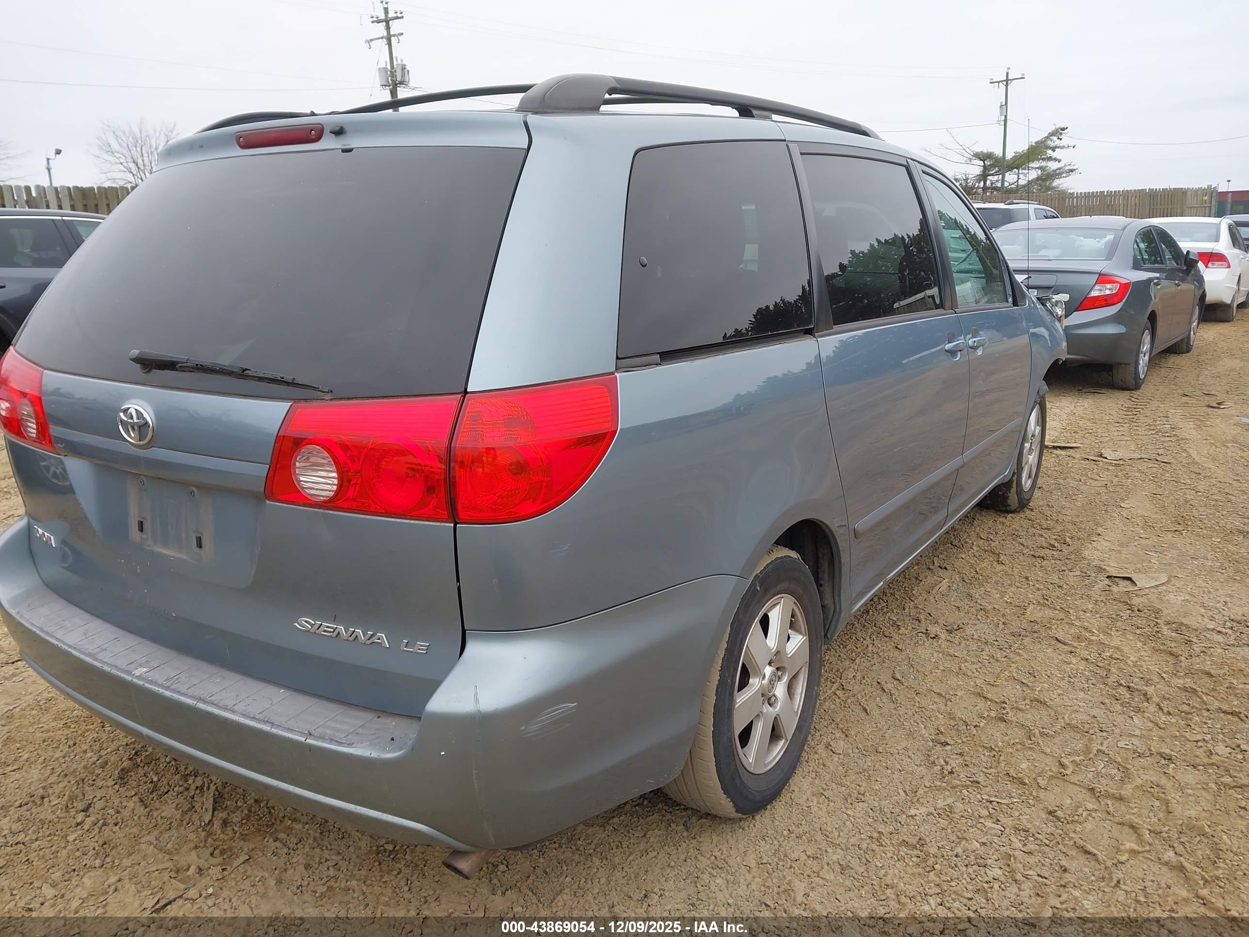 TOYOTA SIENNA image 4