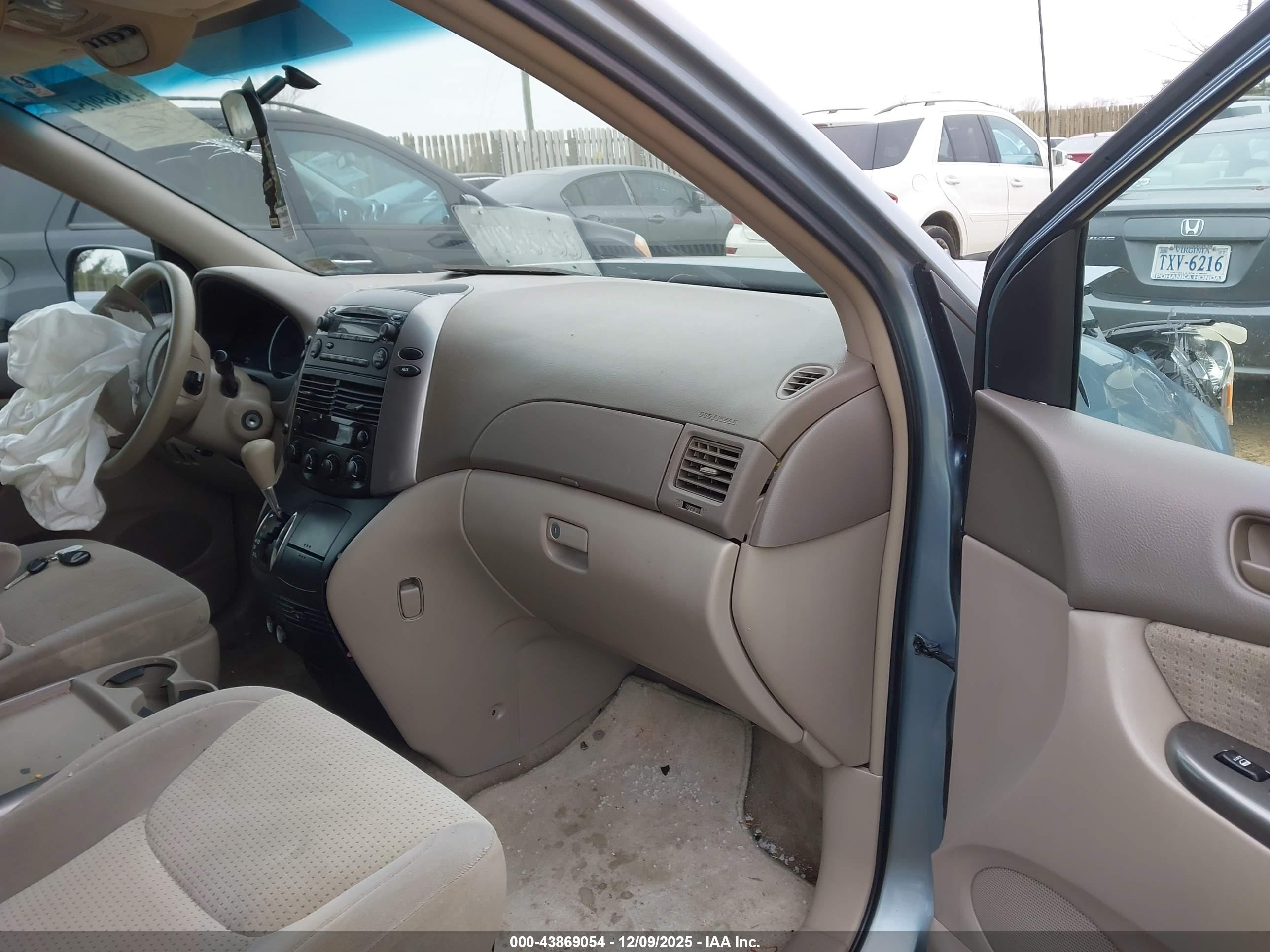 TOYOTA SIENNA image 5