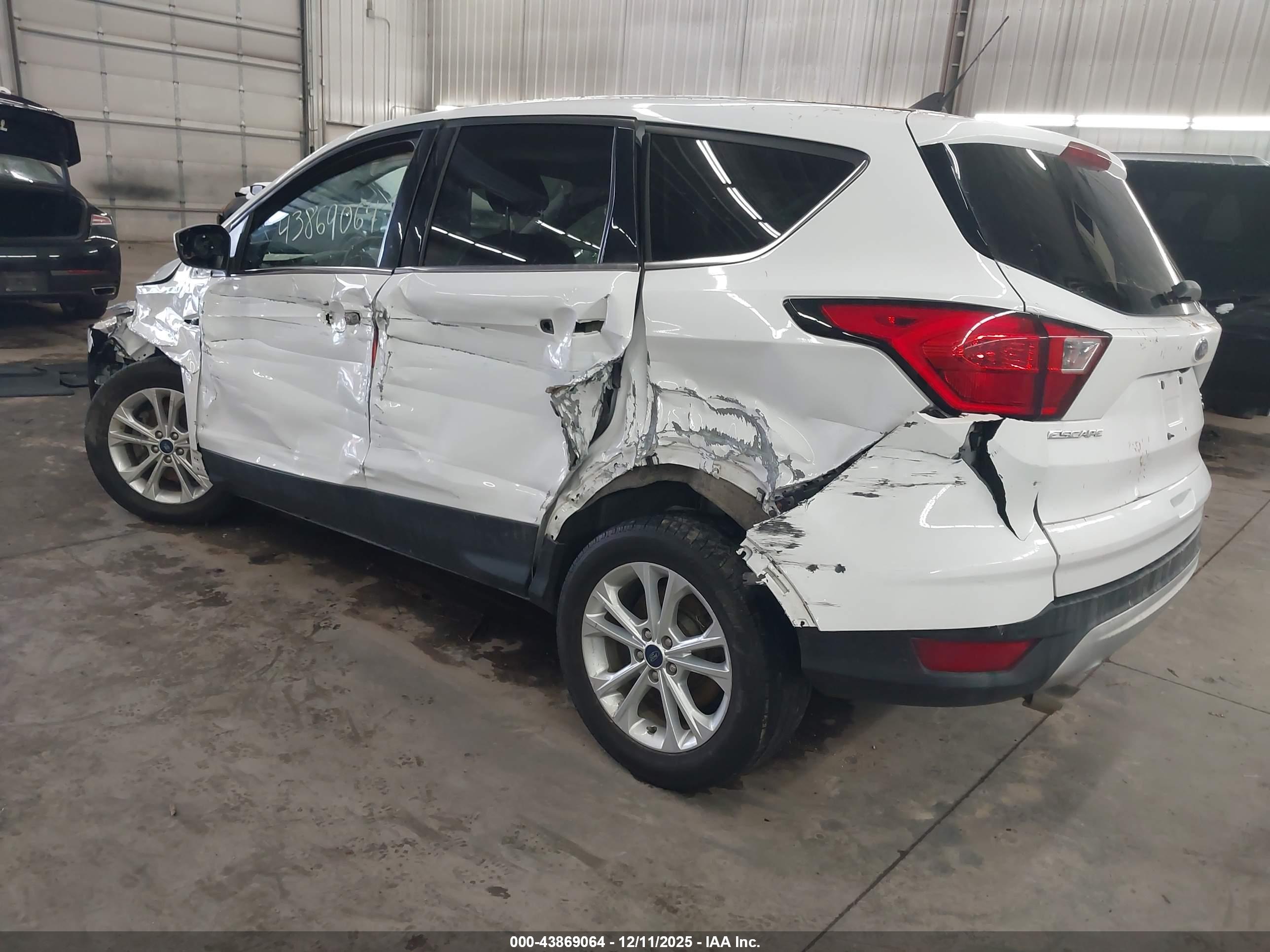 FORD ESCAPE image 3