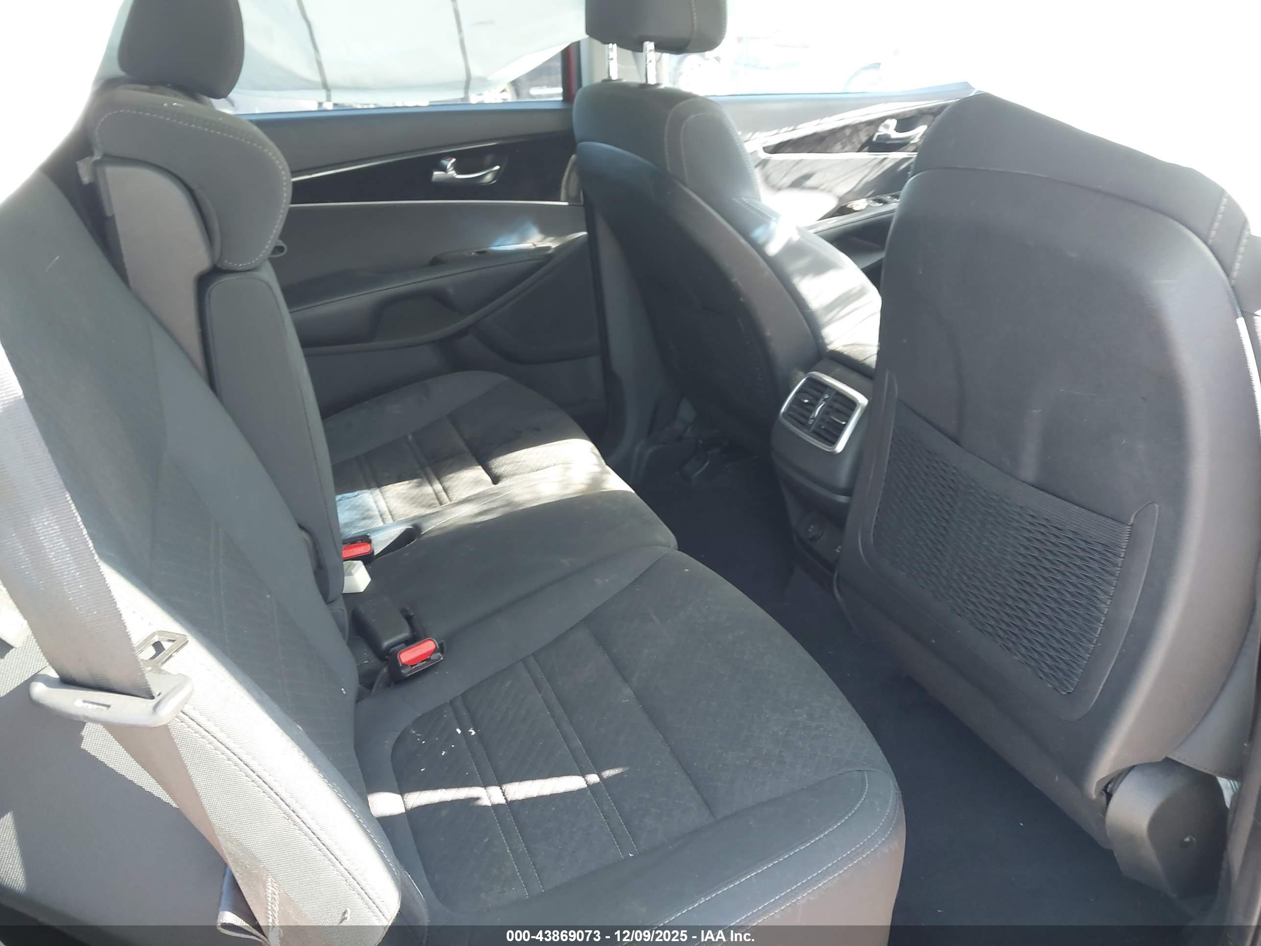 KIA SORENTO image 8