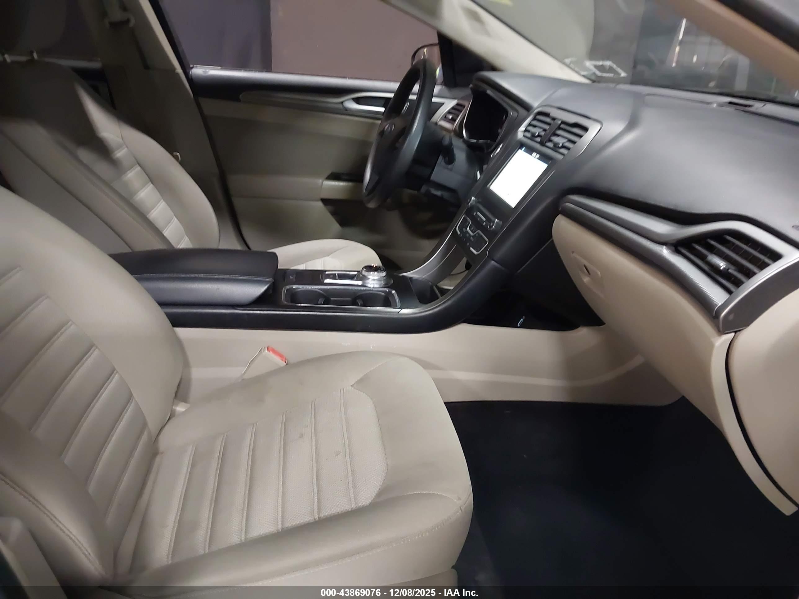 FORD FUSION image 5
