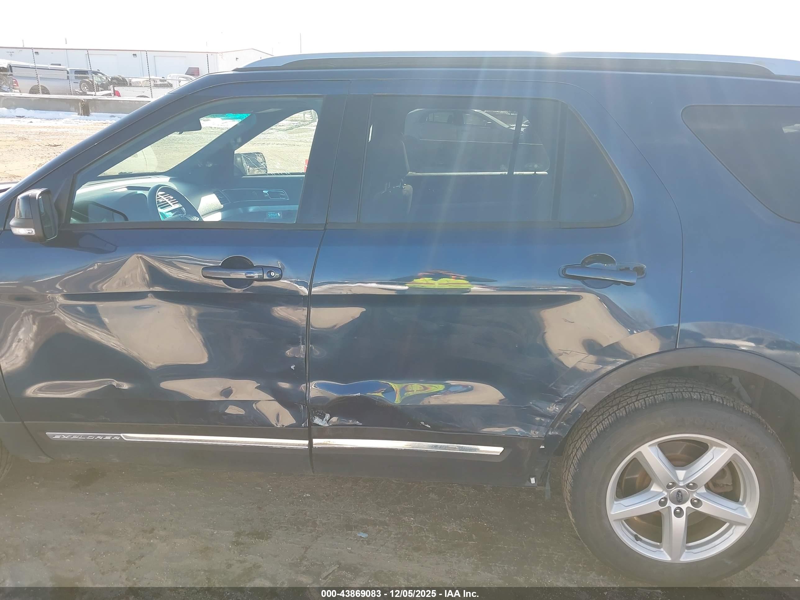 FORD EXPLORER image 6