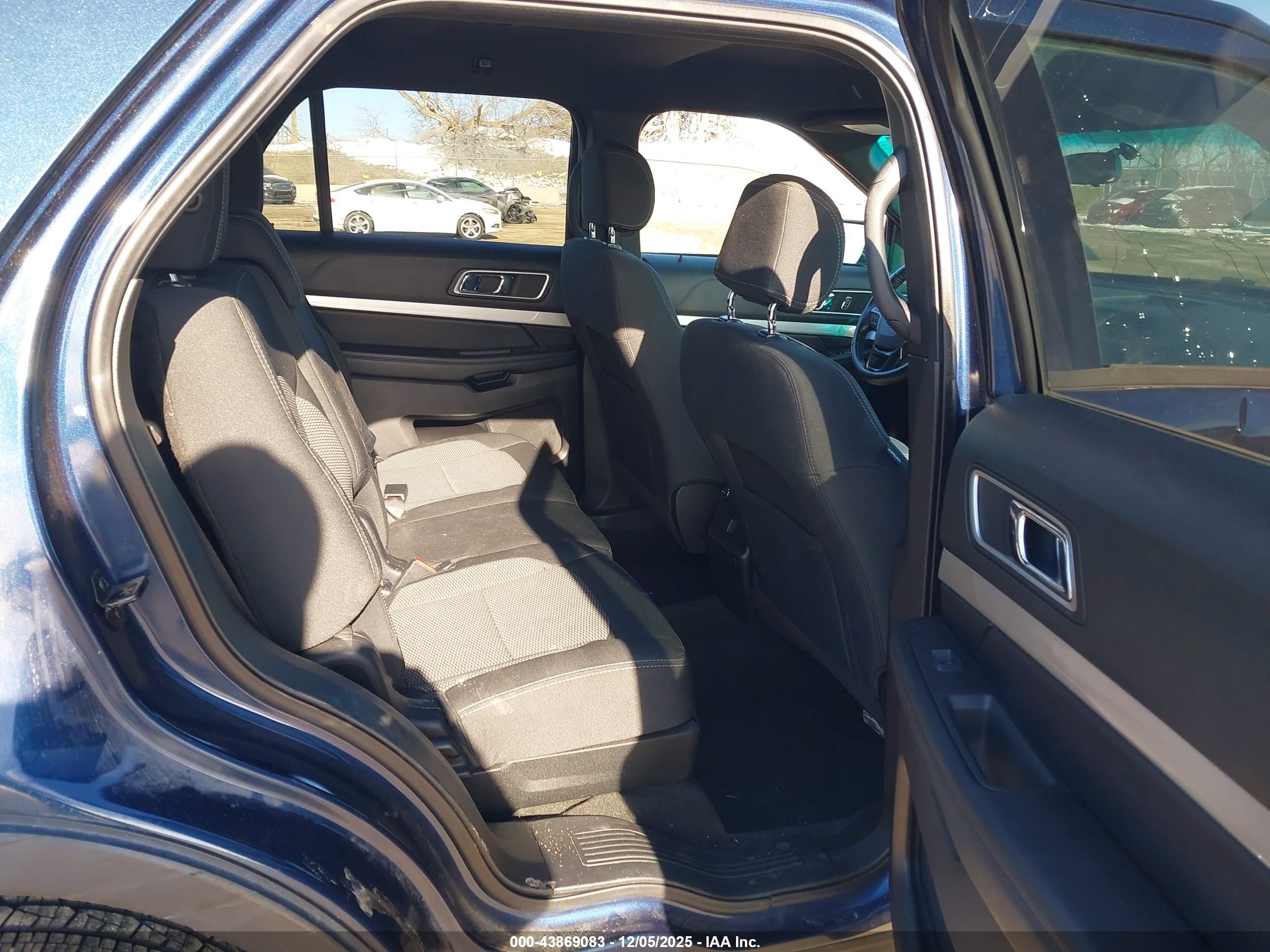 FORD EXPLORER image 8