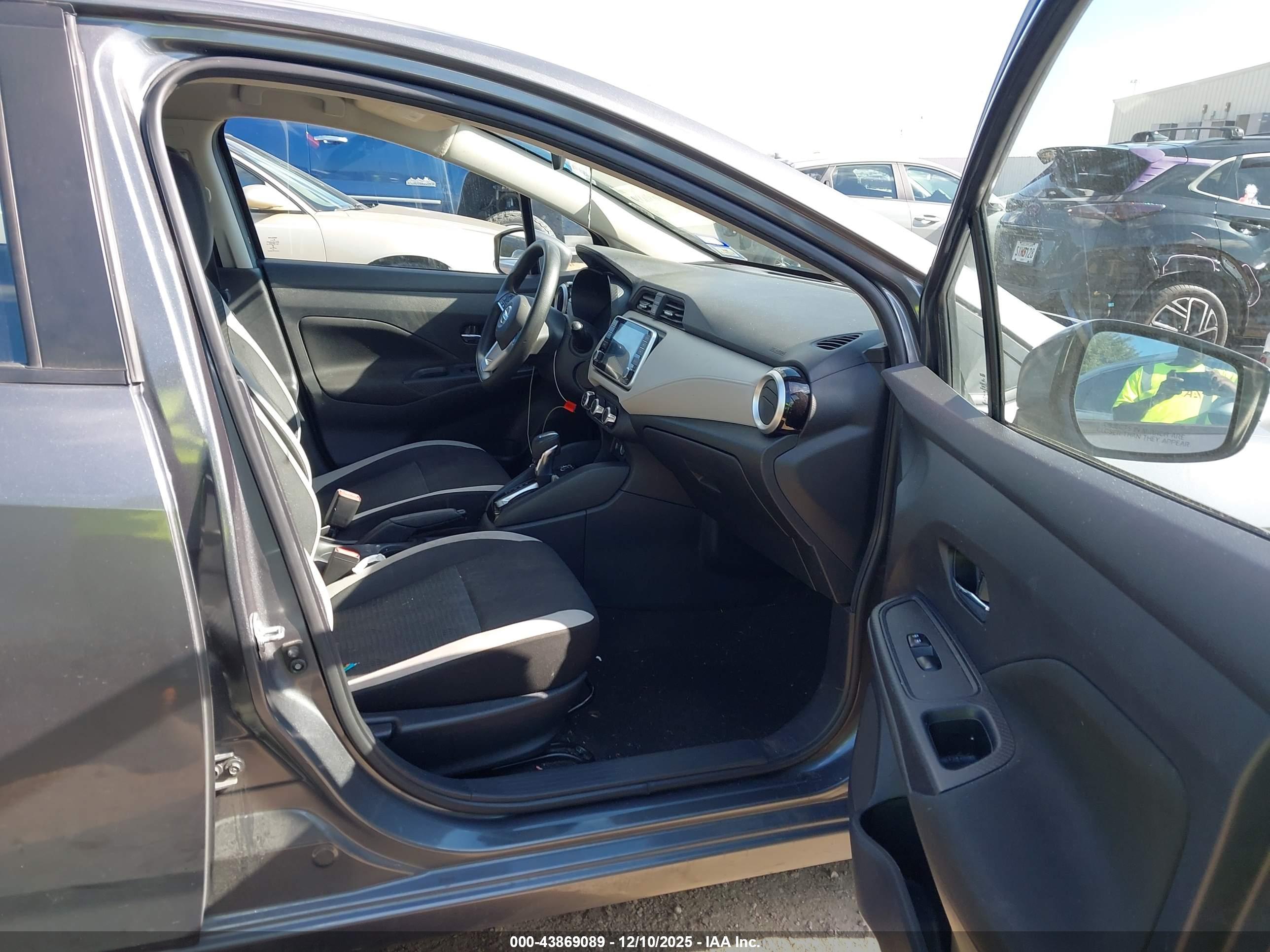 NISSAN VERSA image 5
