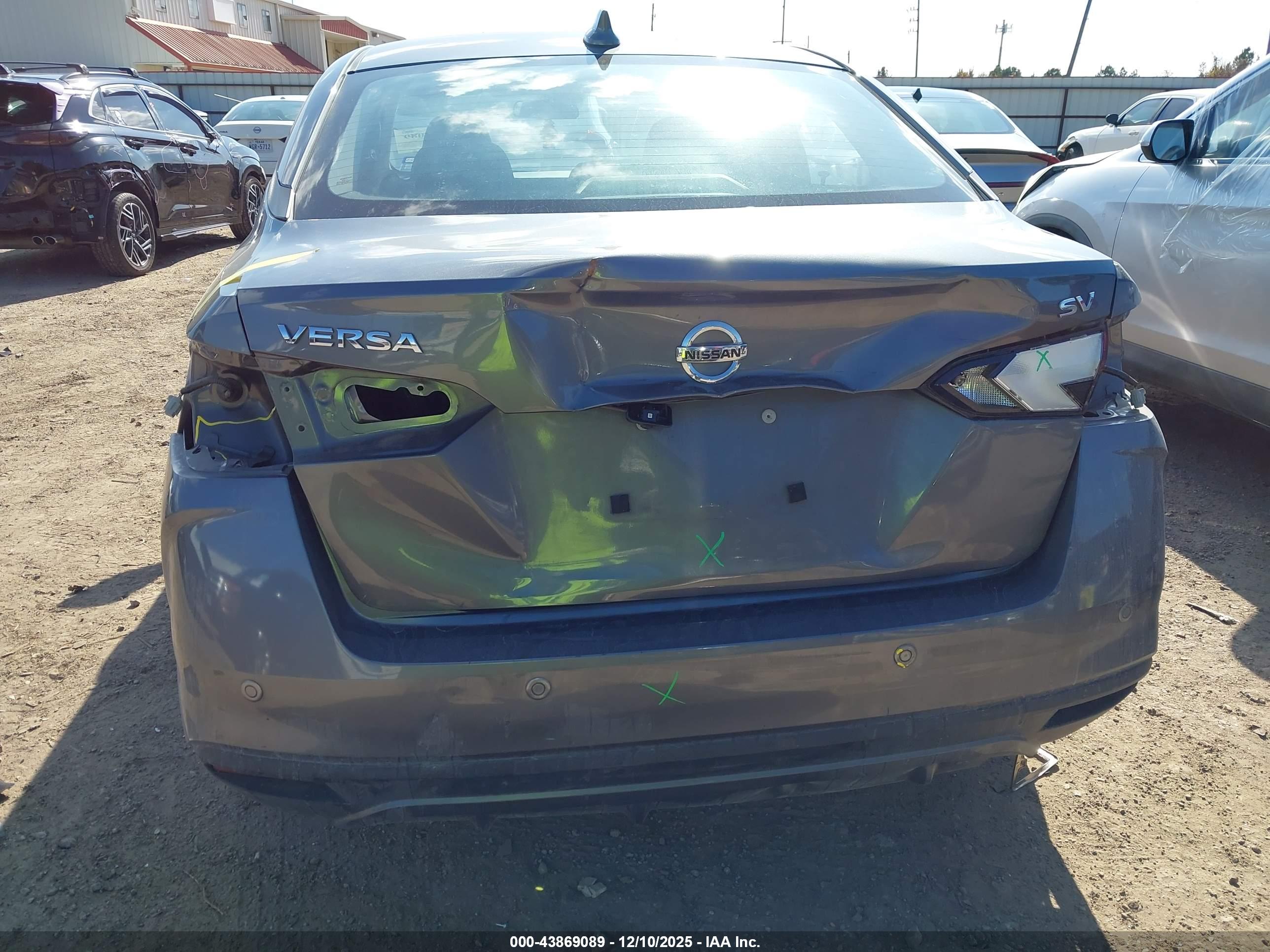 NISSAN VERSA image 6