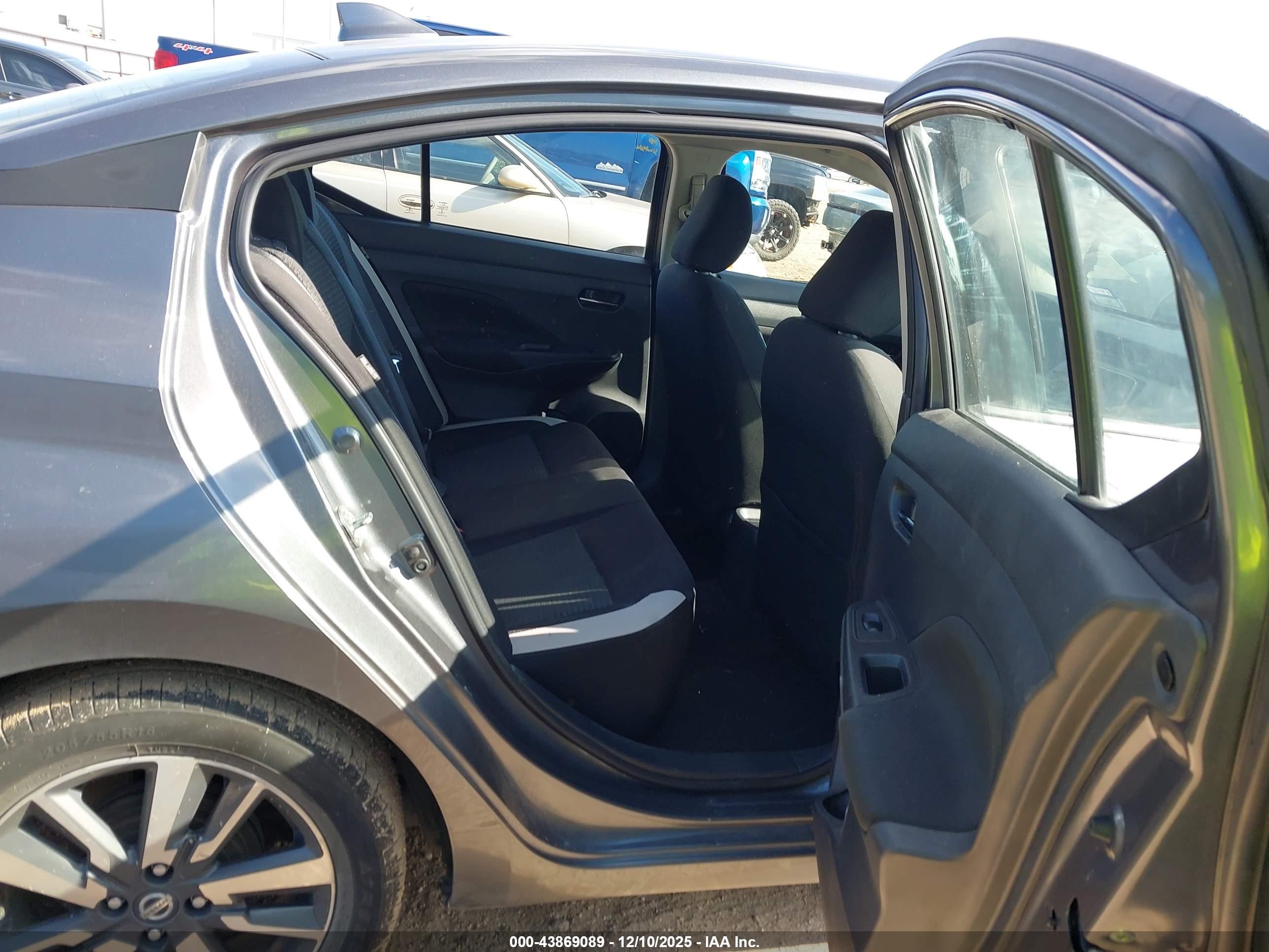 NISSAN VERSA image 8