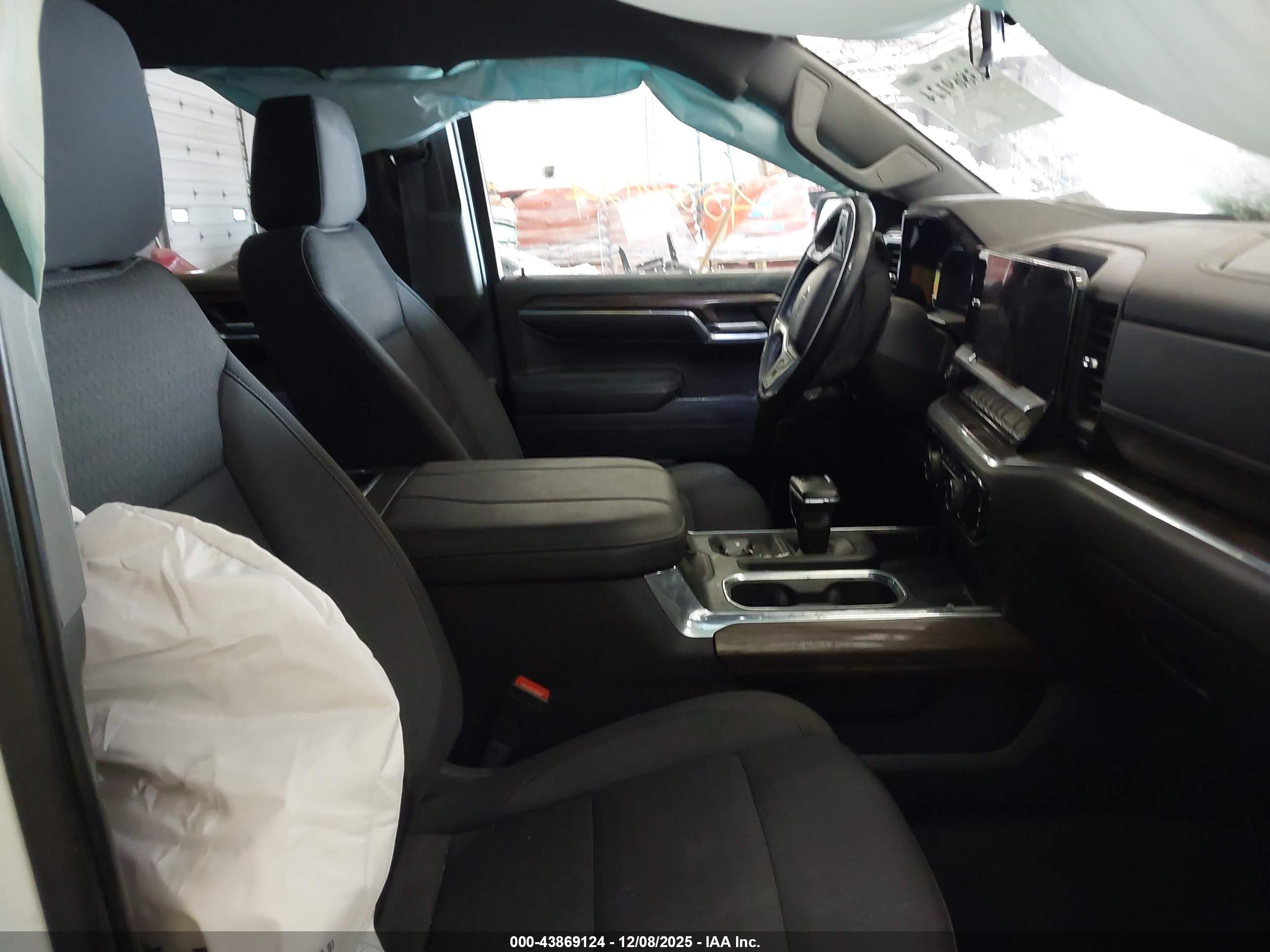 CHEVROLET SILVERADO image 5