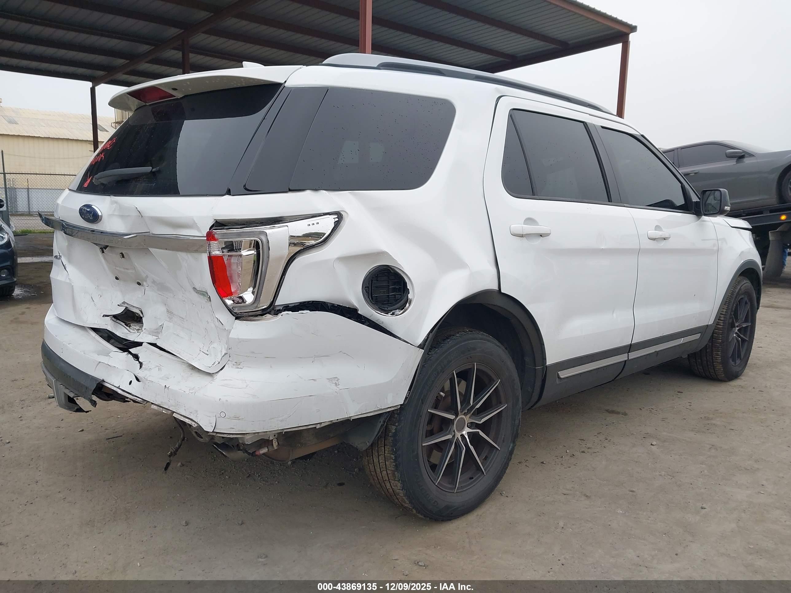 FORD EXPLORER image 4