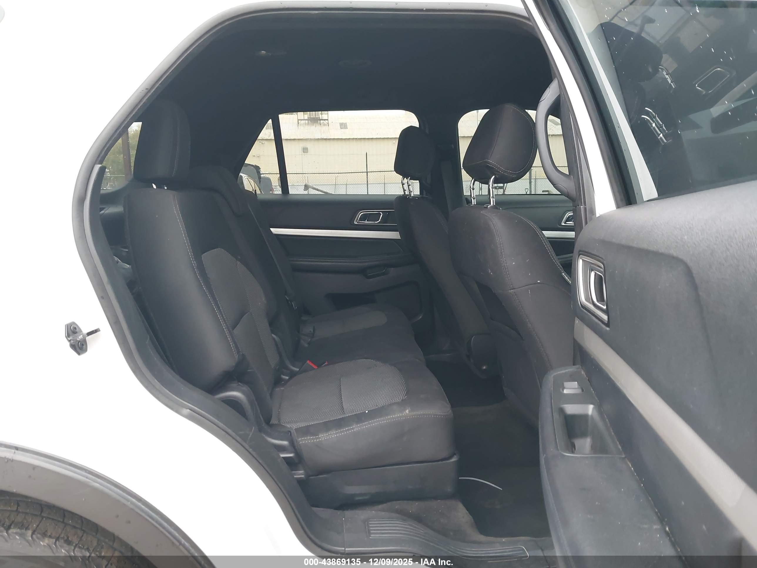 FORD EXPLORER image 8