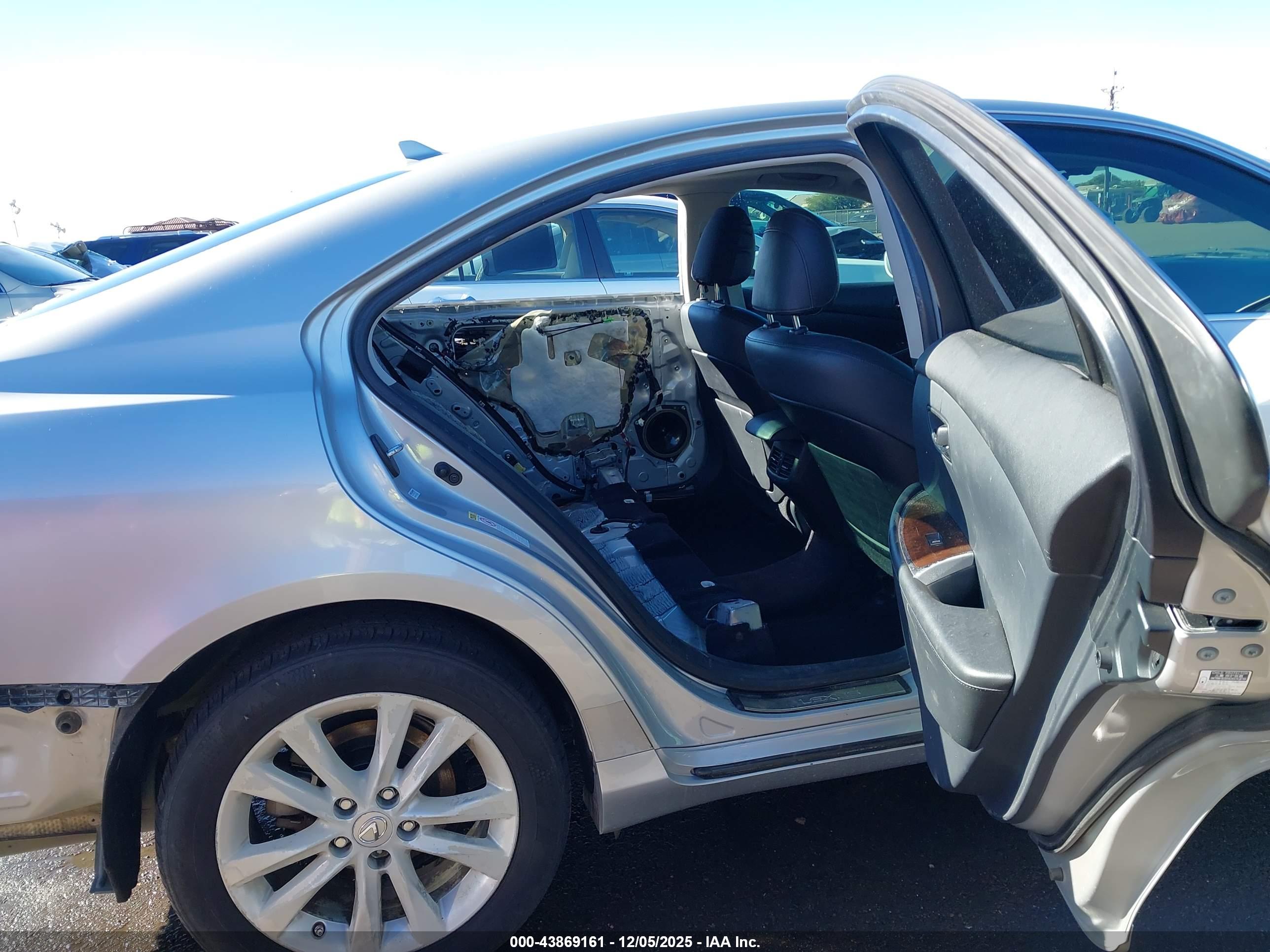 LEXUS ES image 8