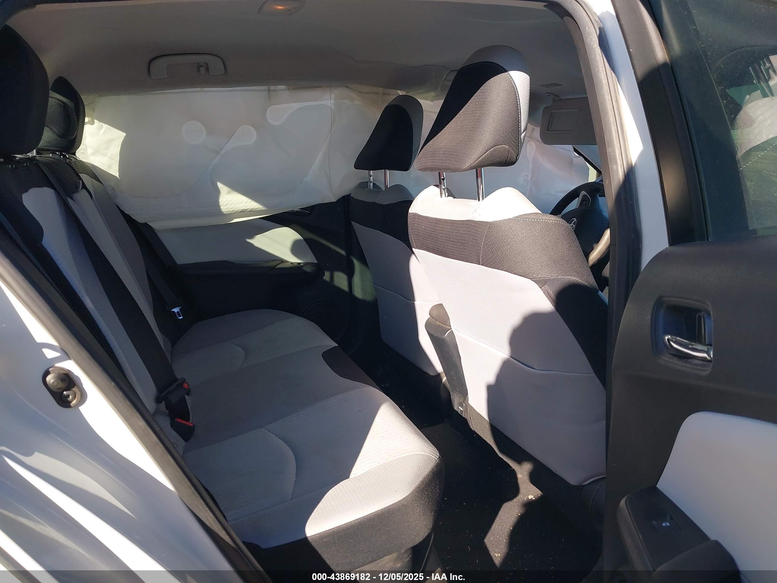 TOYOTA PRIUS image 8
