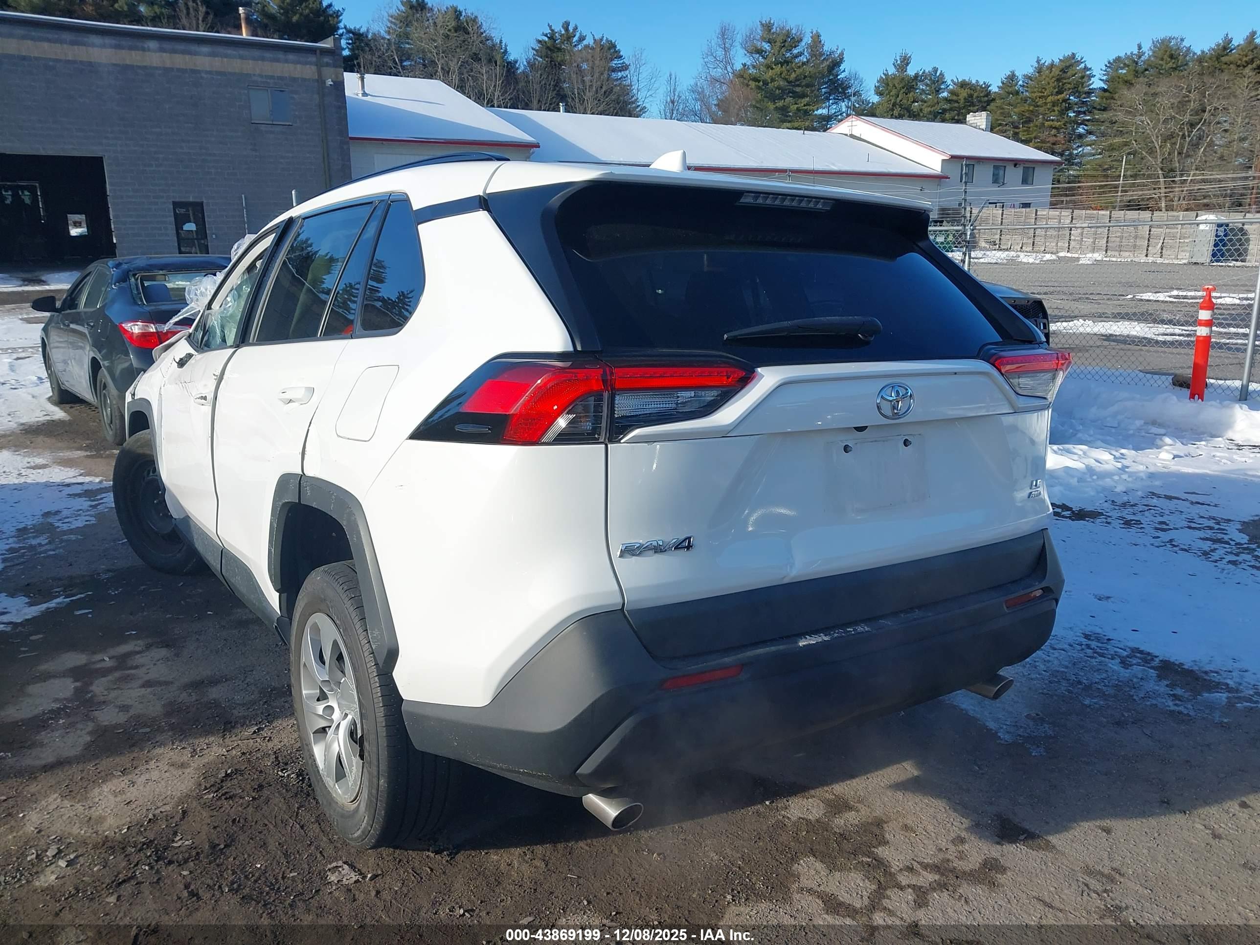 TOYOTA RAV4 image 3