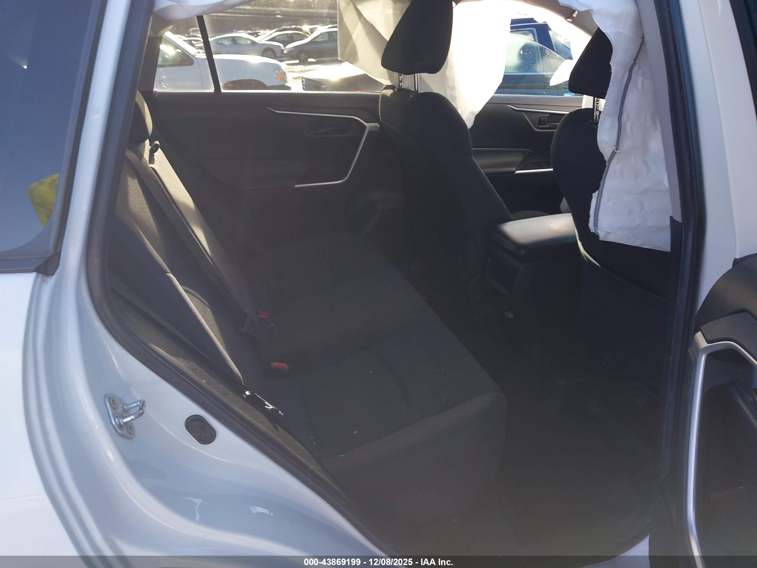 TOYOTA RAV4 image 8