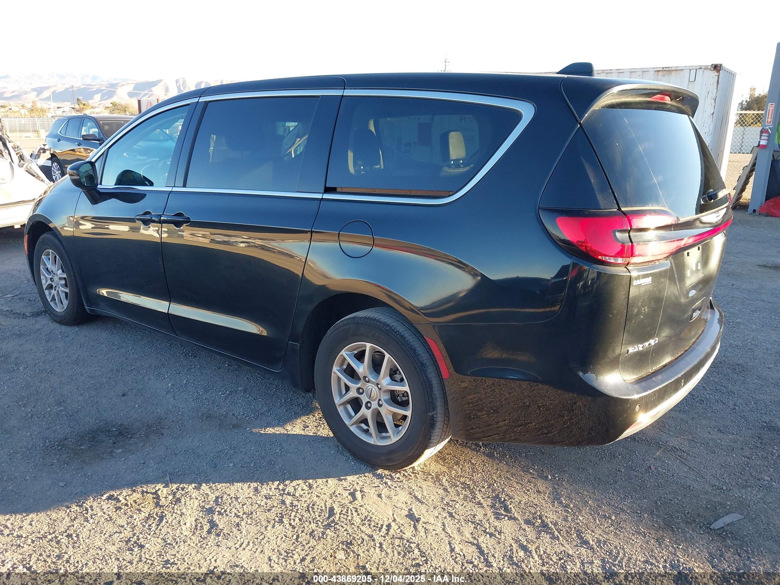 CHRYSLER PACIFICA image 3