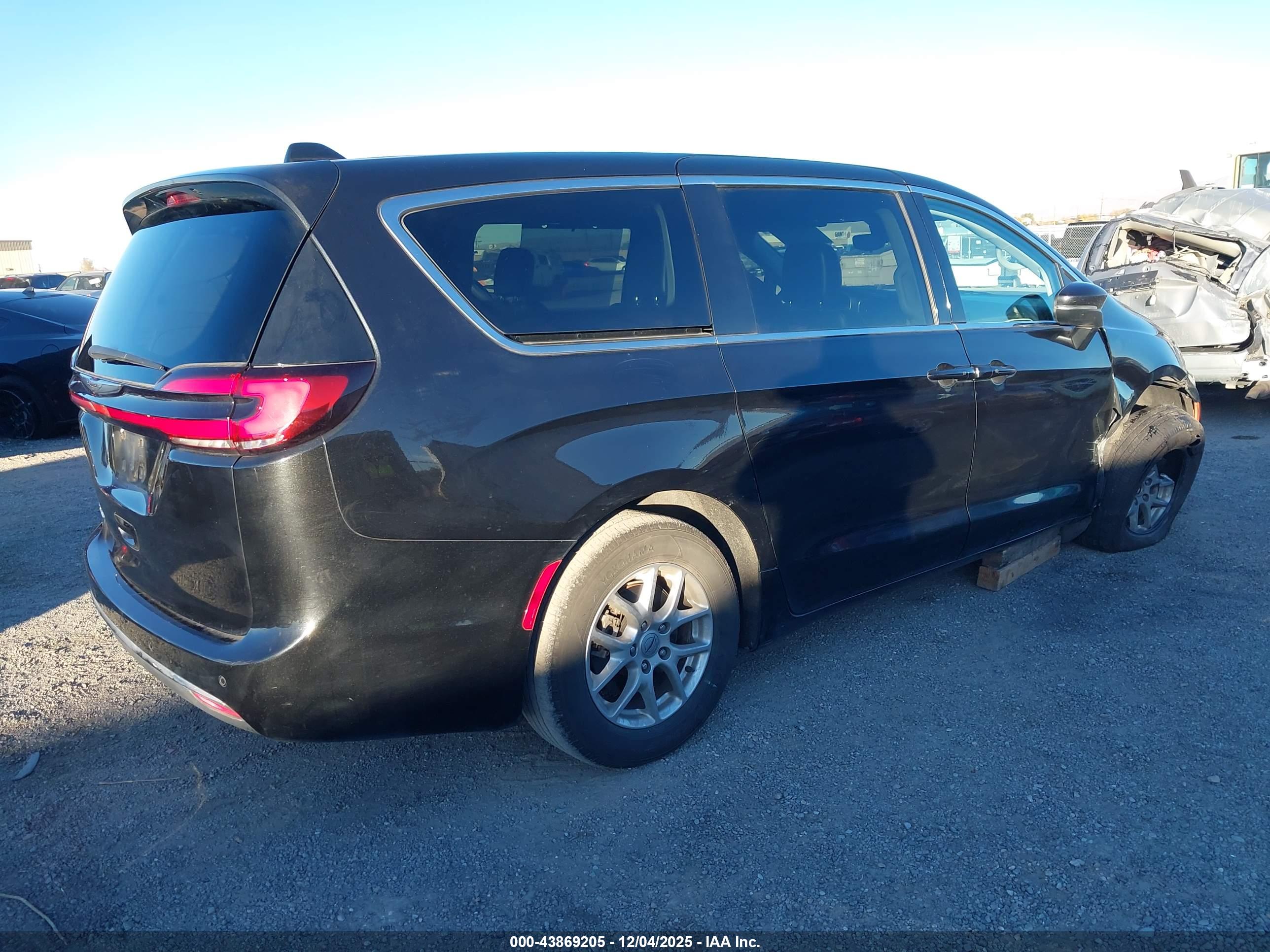 CHRYSLER PACIFICA image 4