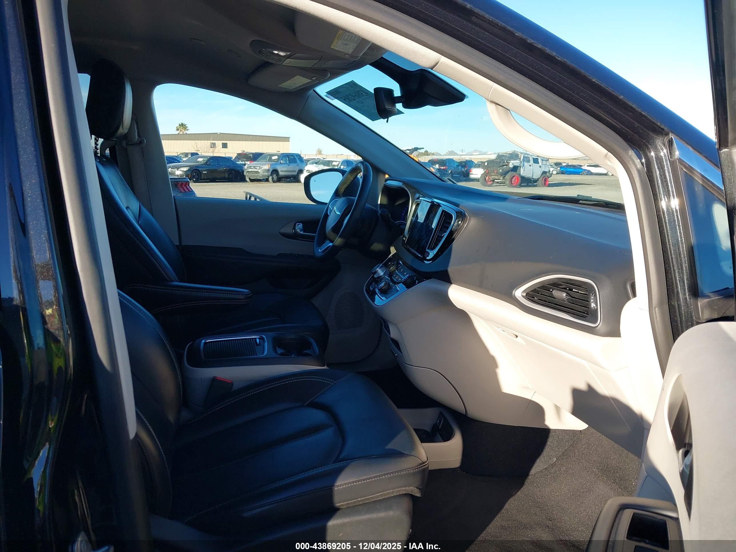 CHRYSLER PACIFICA image 5