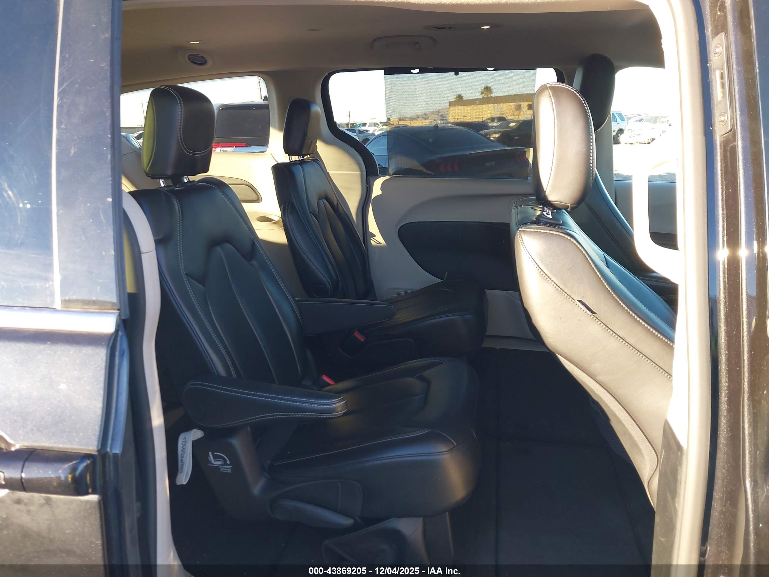 CHRYSLER PACIFICA image 8