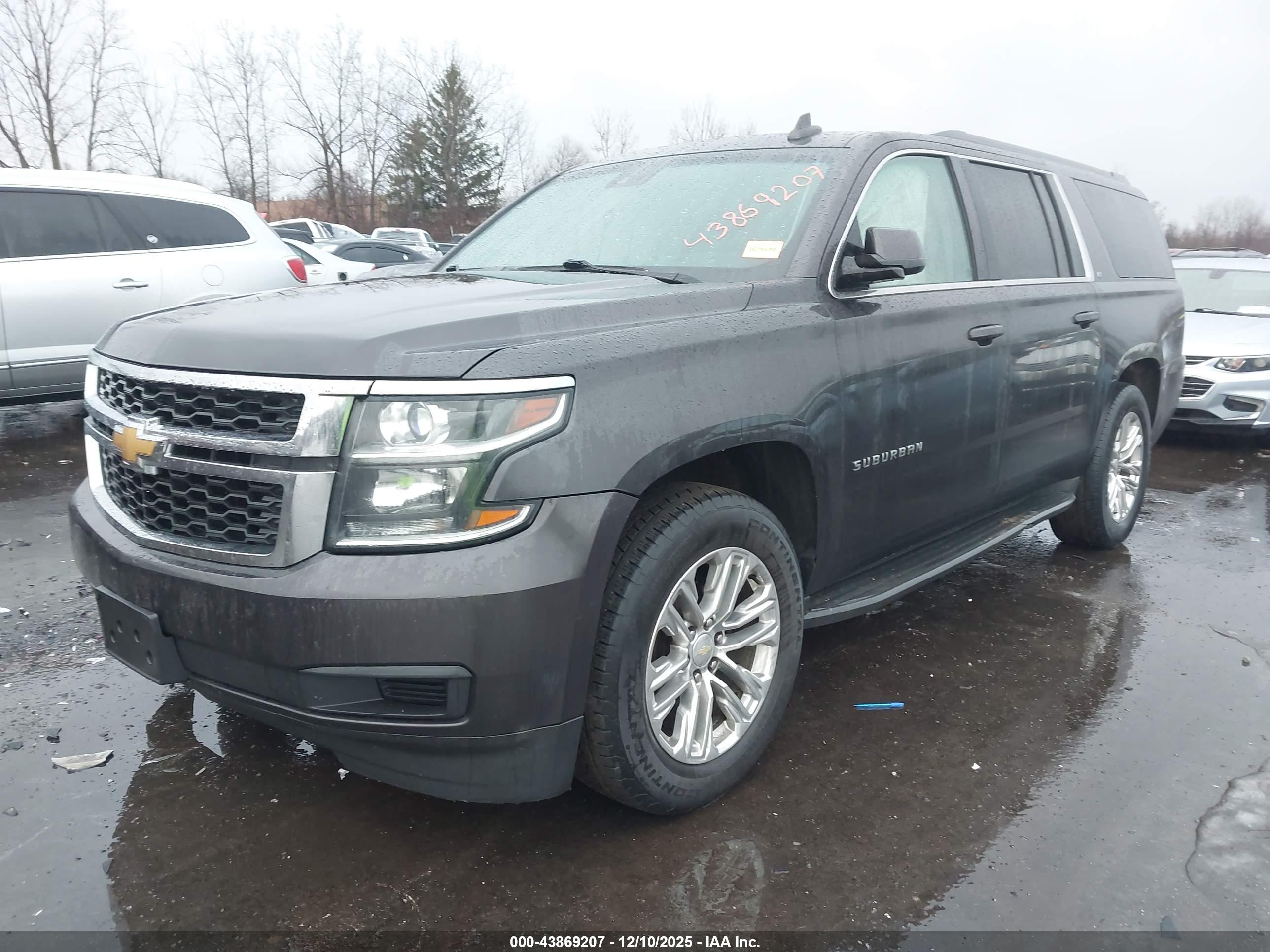 CHEVROLET SUBURBAN image 2