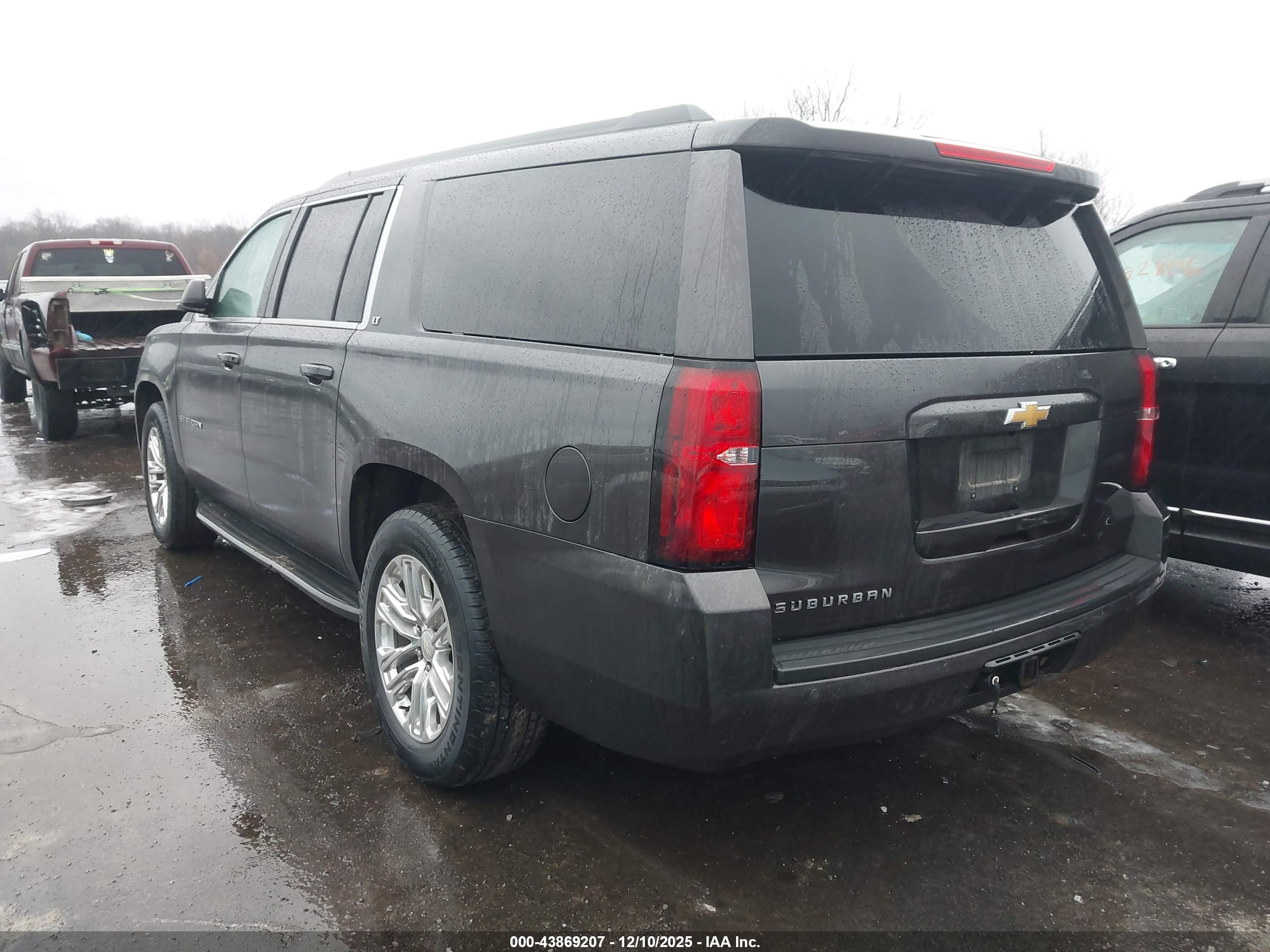 CHEVROLET SUBURBAN image 3