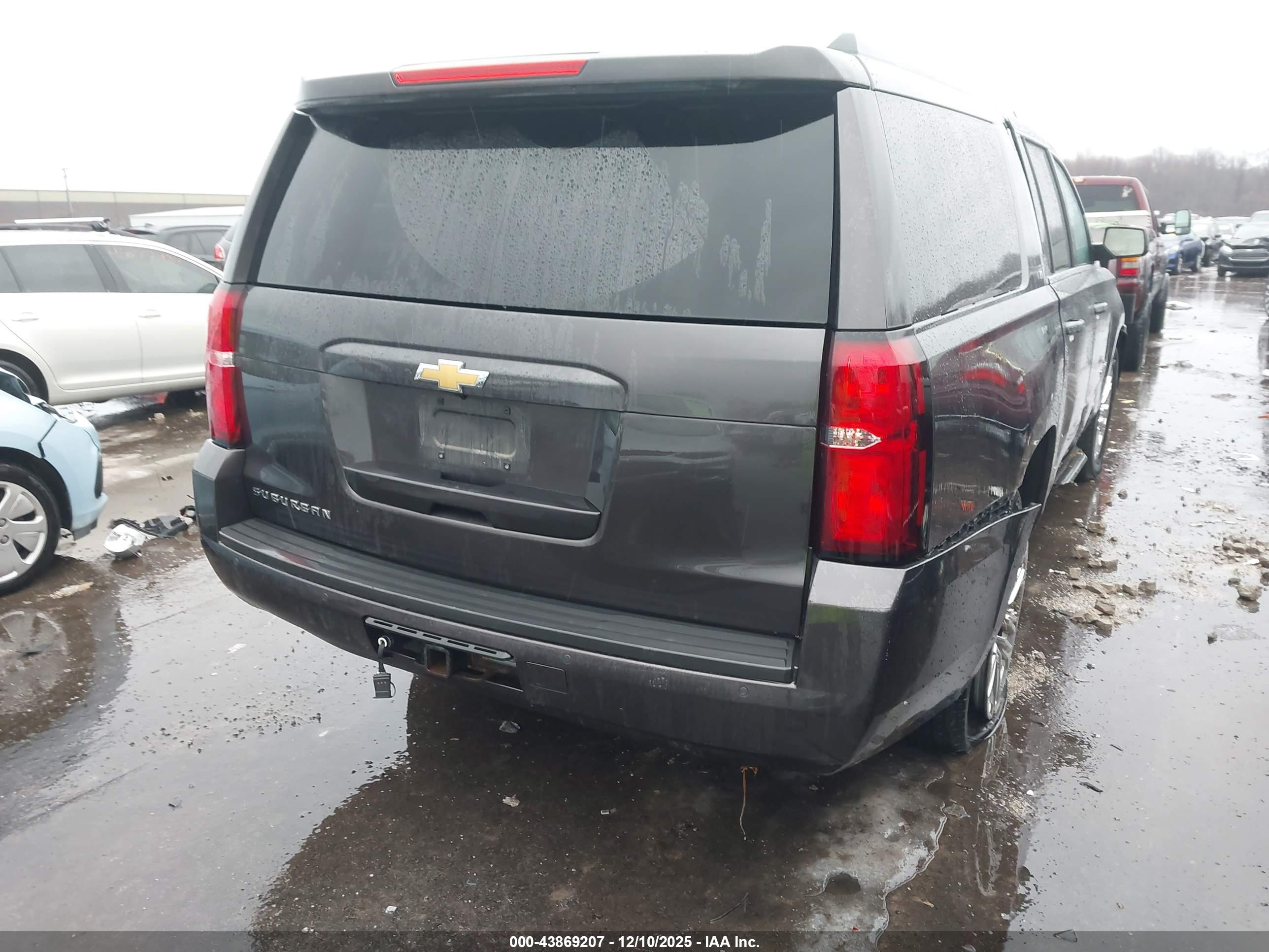 CHEVROLET SUBURBAN image 4