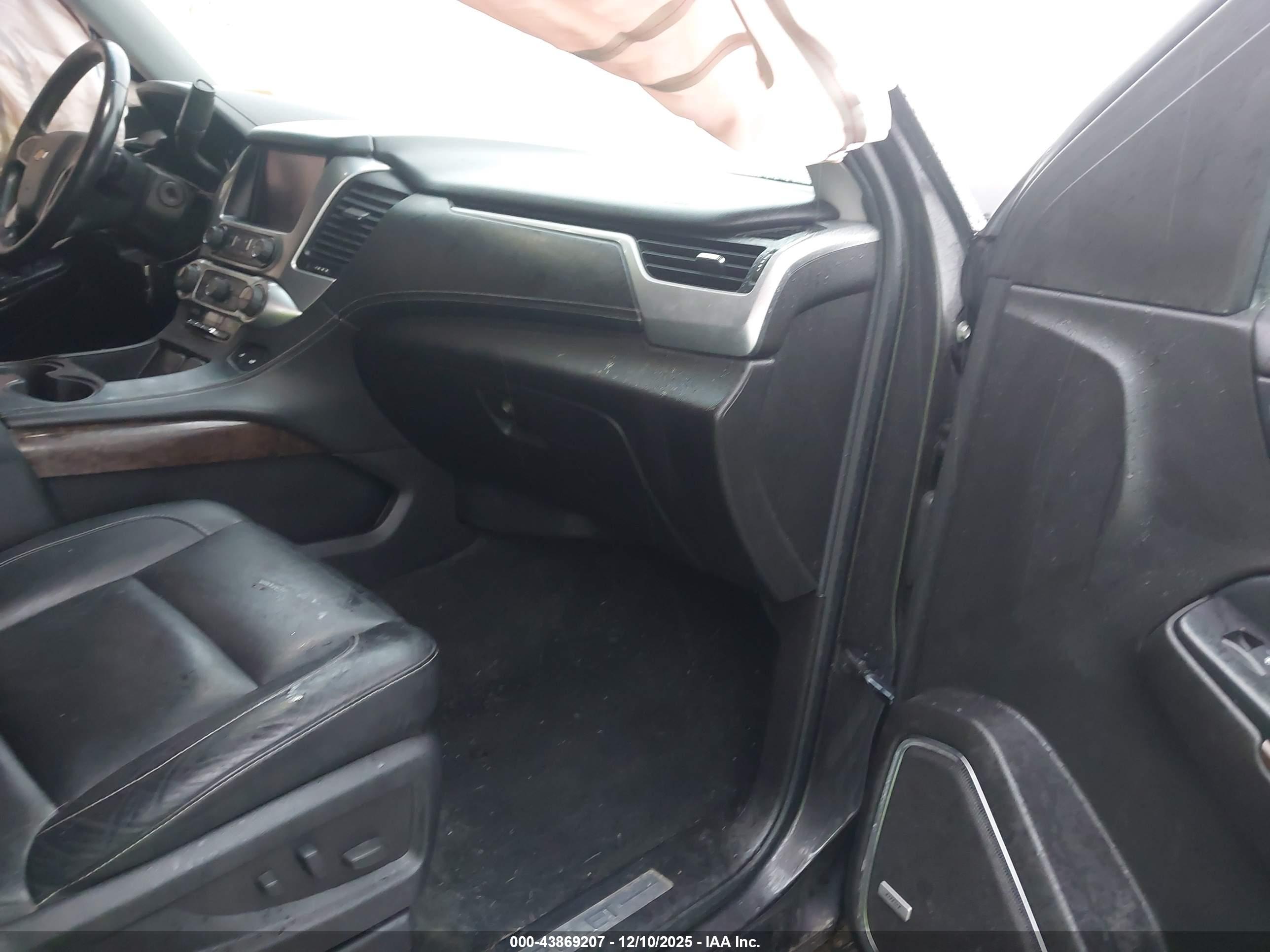 CHEVROLET SUBURBAN image 5