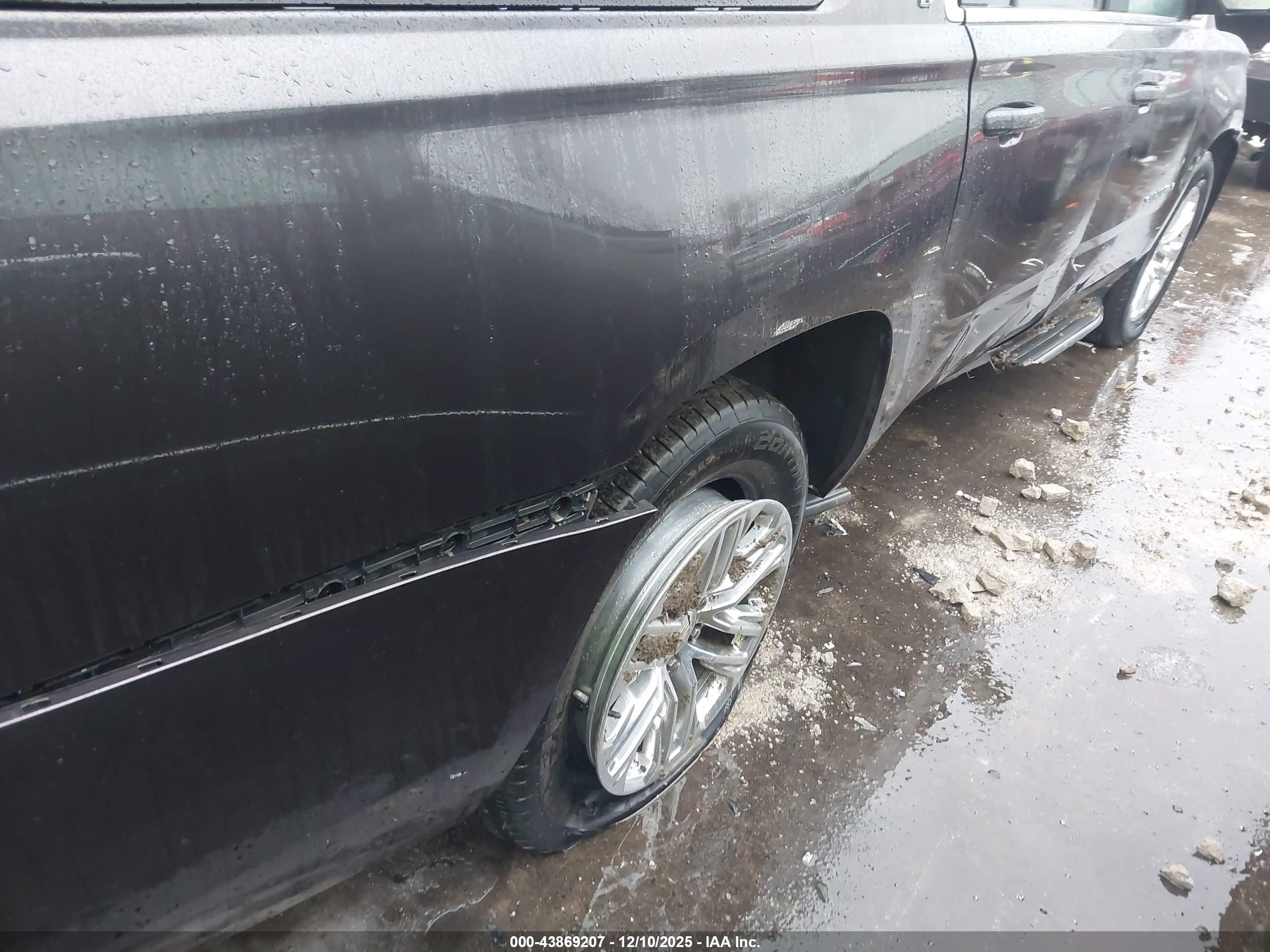 CHEVROLET SUBURBAN image 6