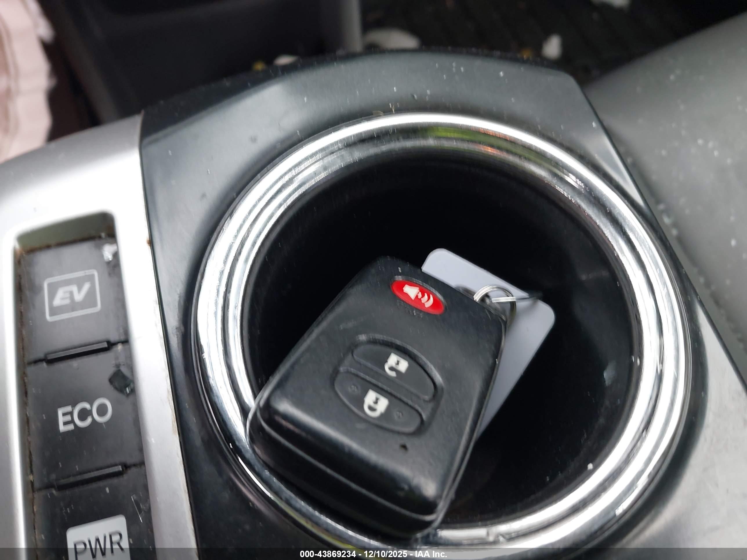 TOYOTA PRIUS image 11