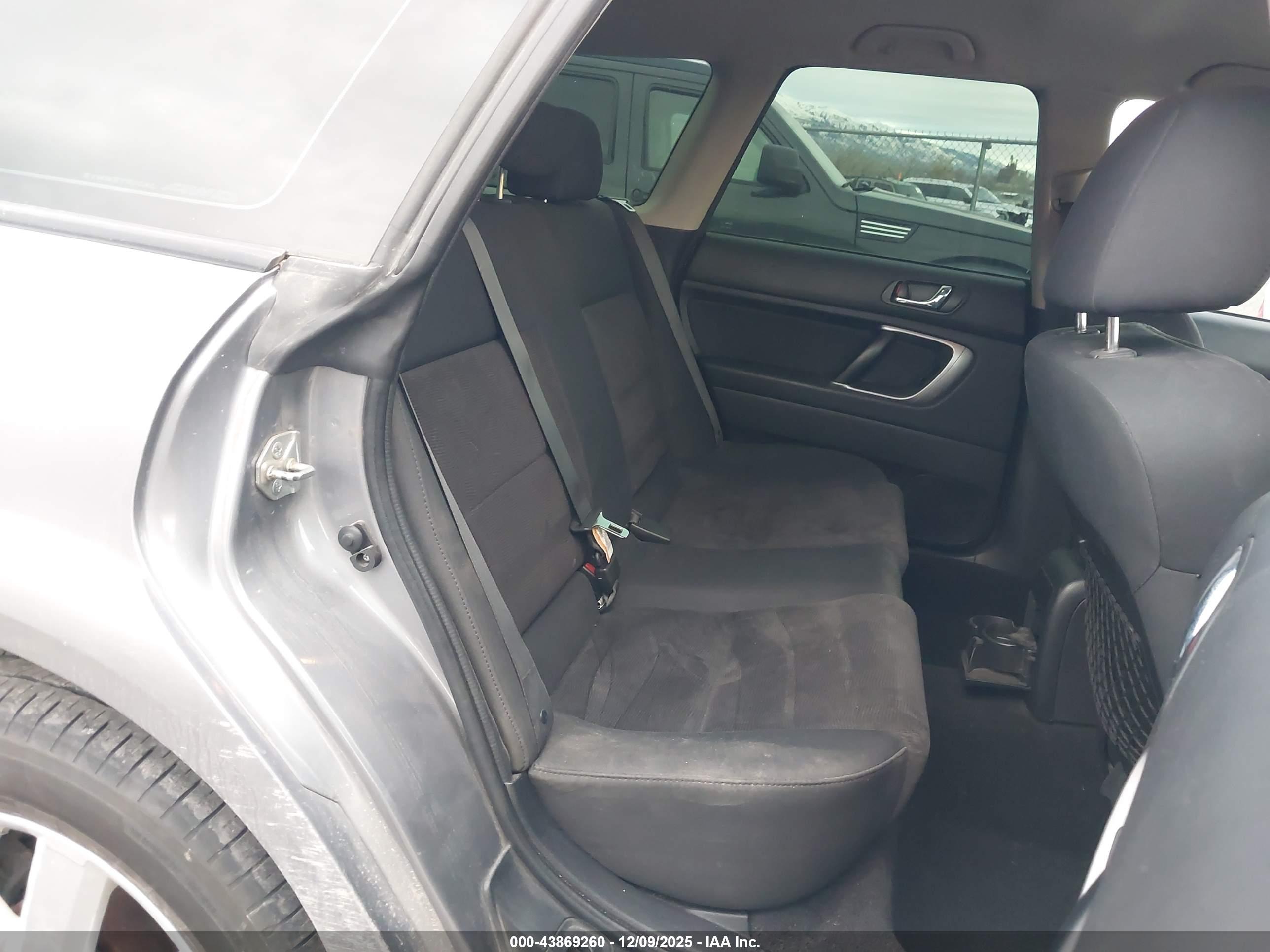 SUBARU OUTBACK image 8