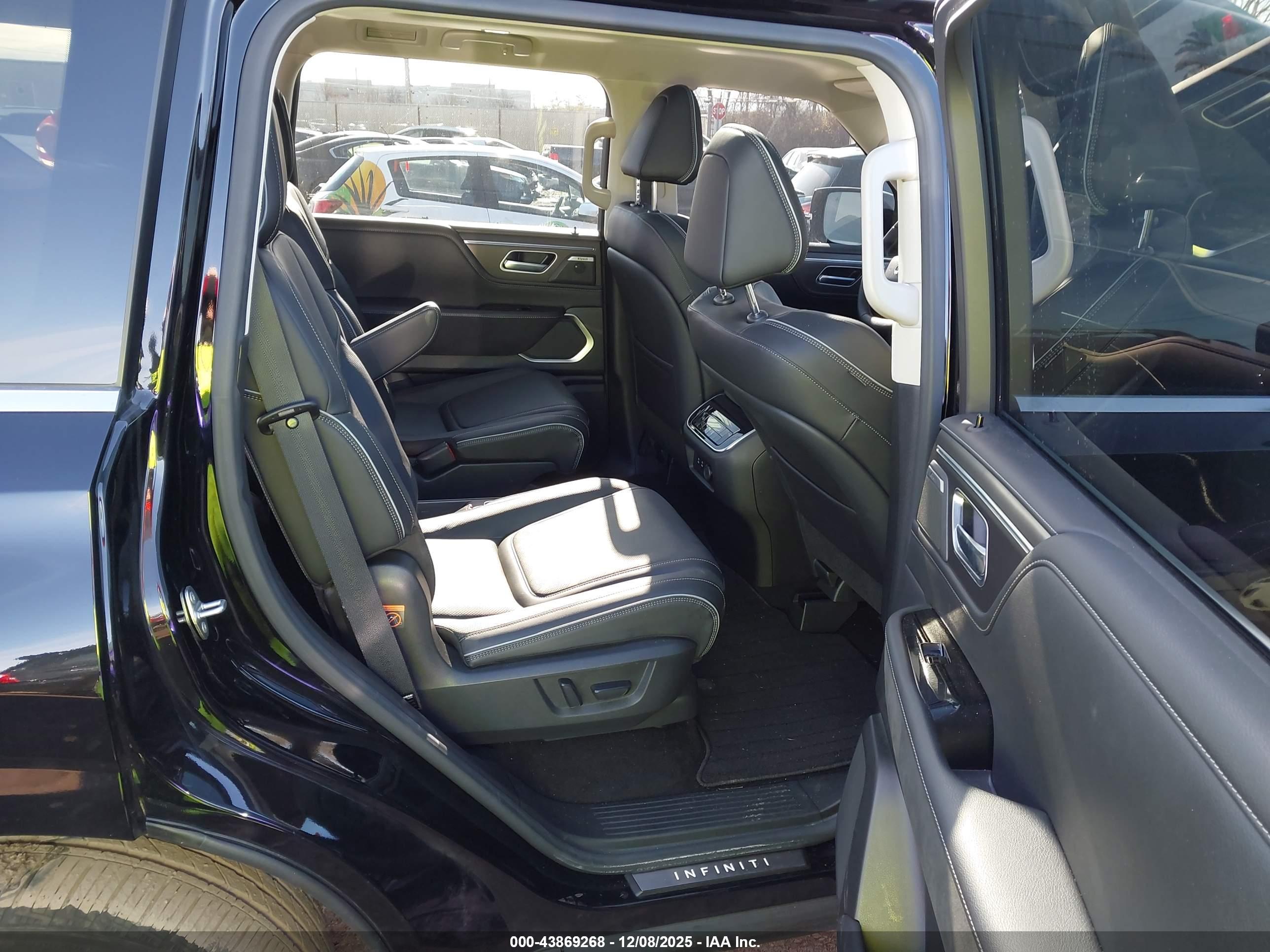 INFINITI QX80 image 8