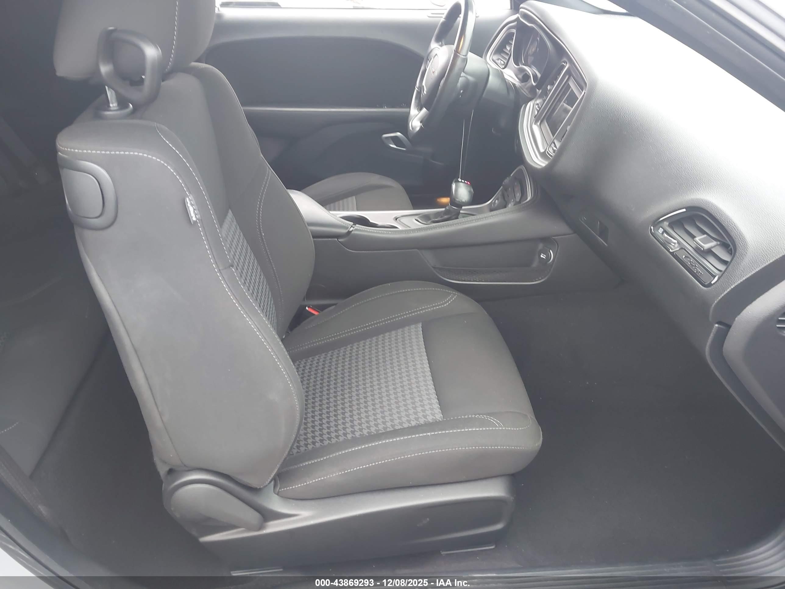 DODGE CHALLENGER image 5