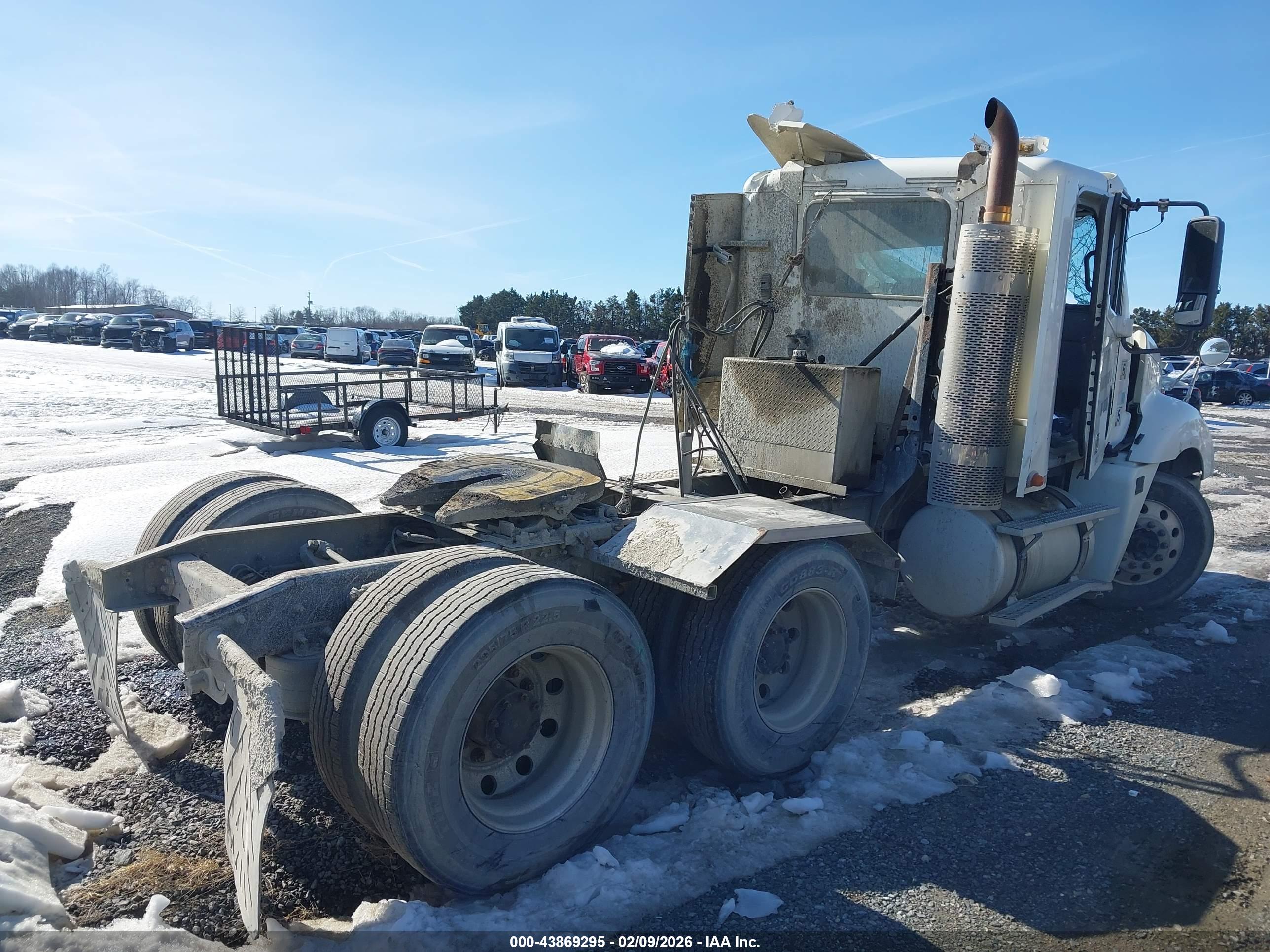 FREIGHTLINER CONVENTIONAL image 4