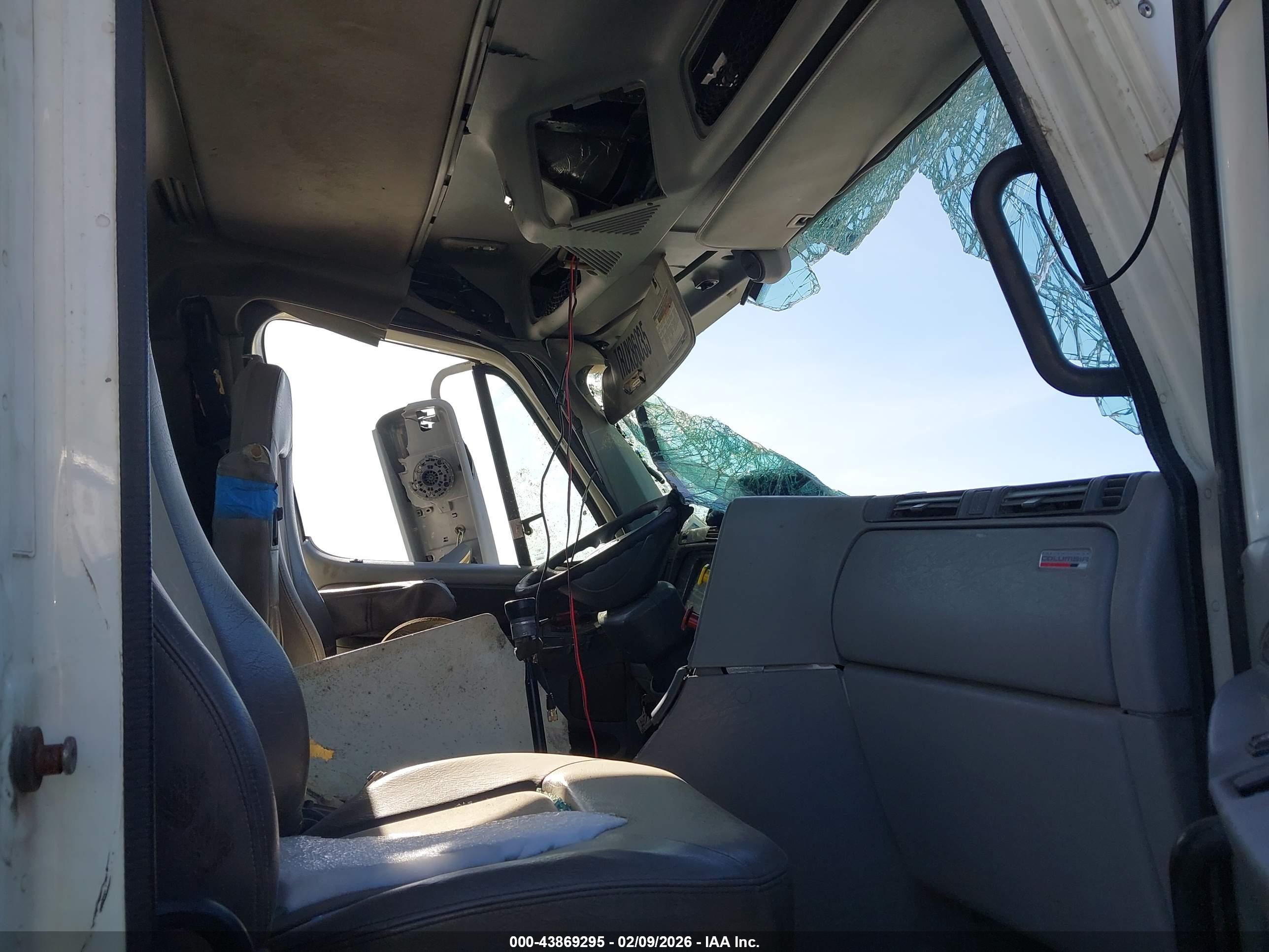 FREIGHTLINER CONVENTIONAL image 5