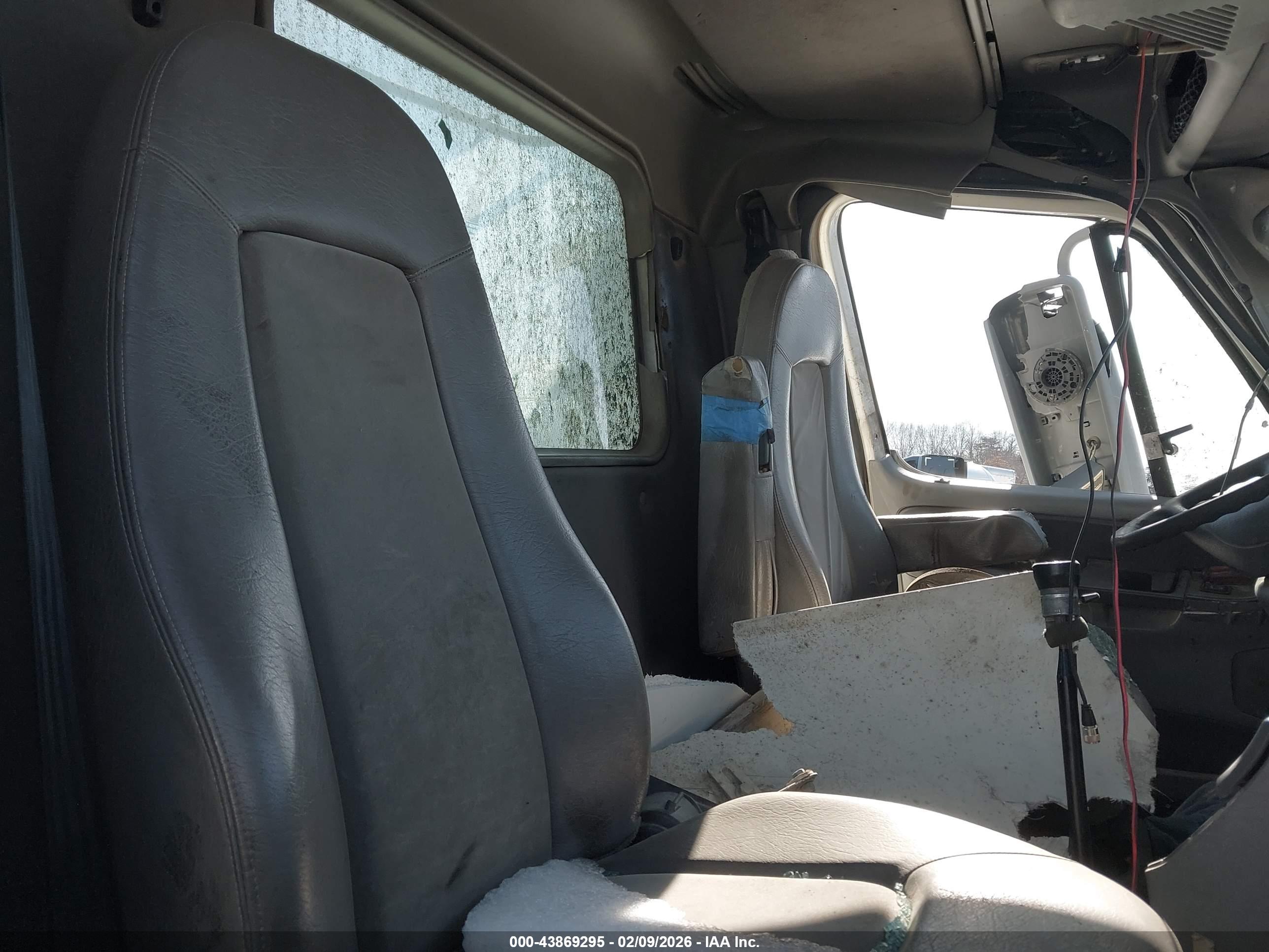 FREIGHTLINER CONVENTIONAL image 7