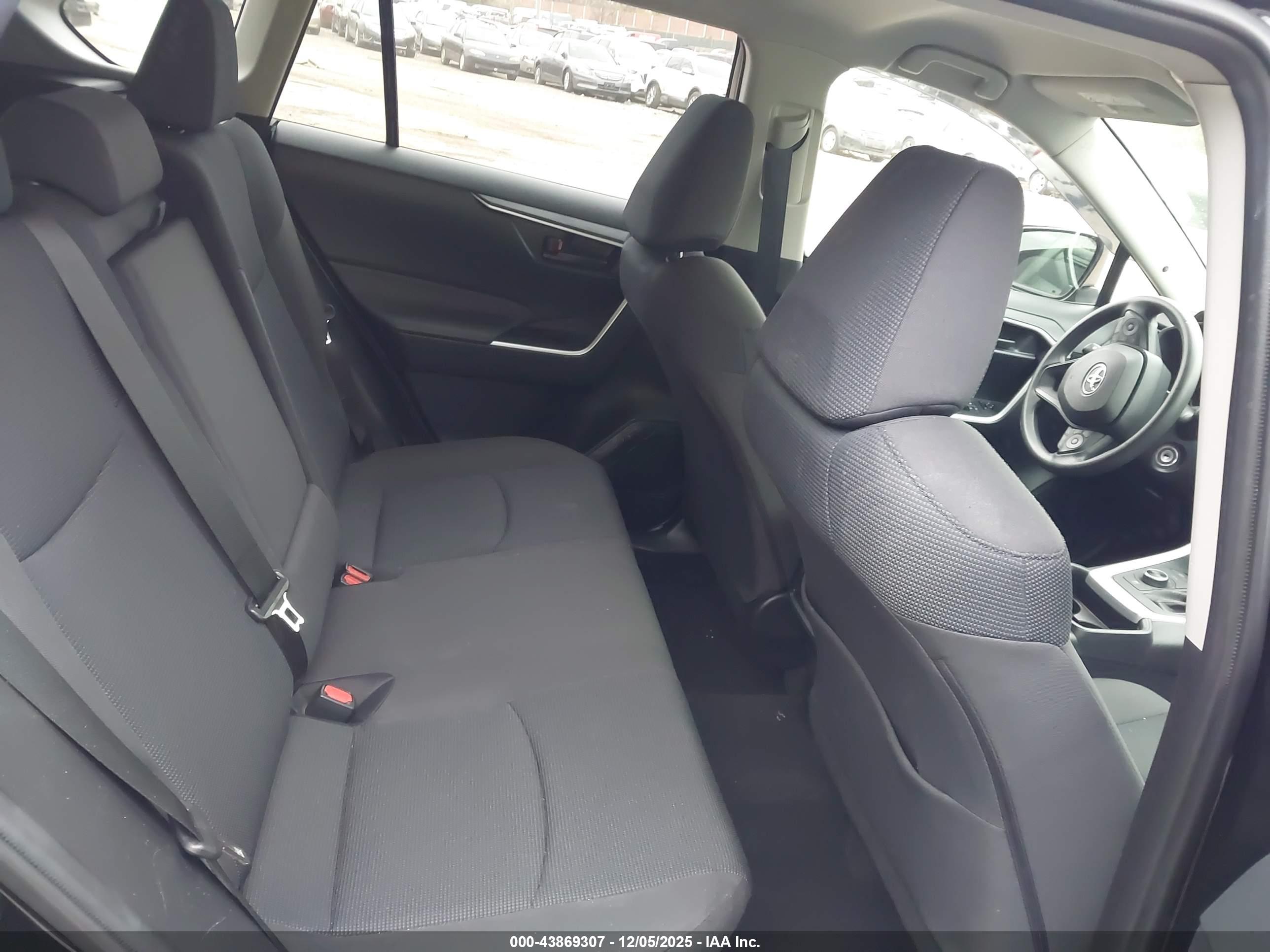 TOYOTA RAV4 image 8