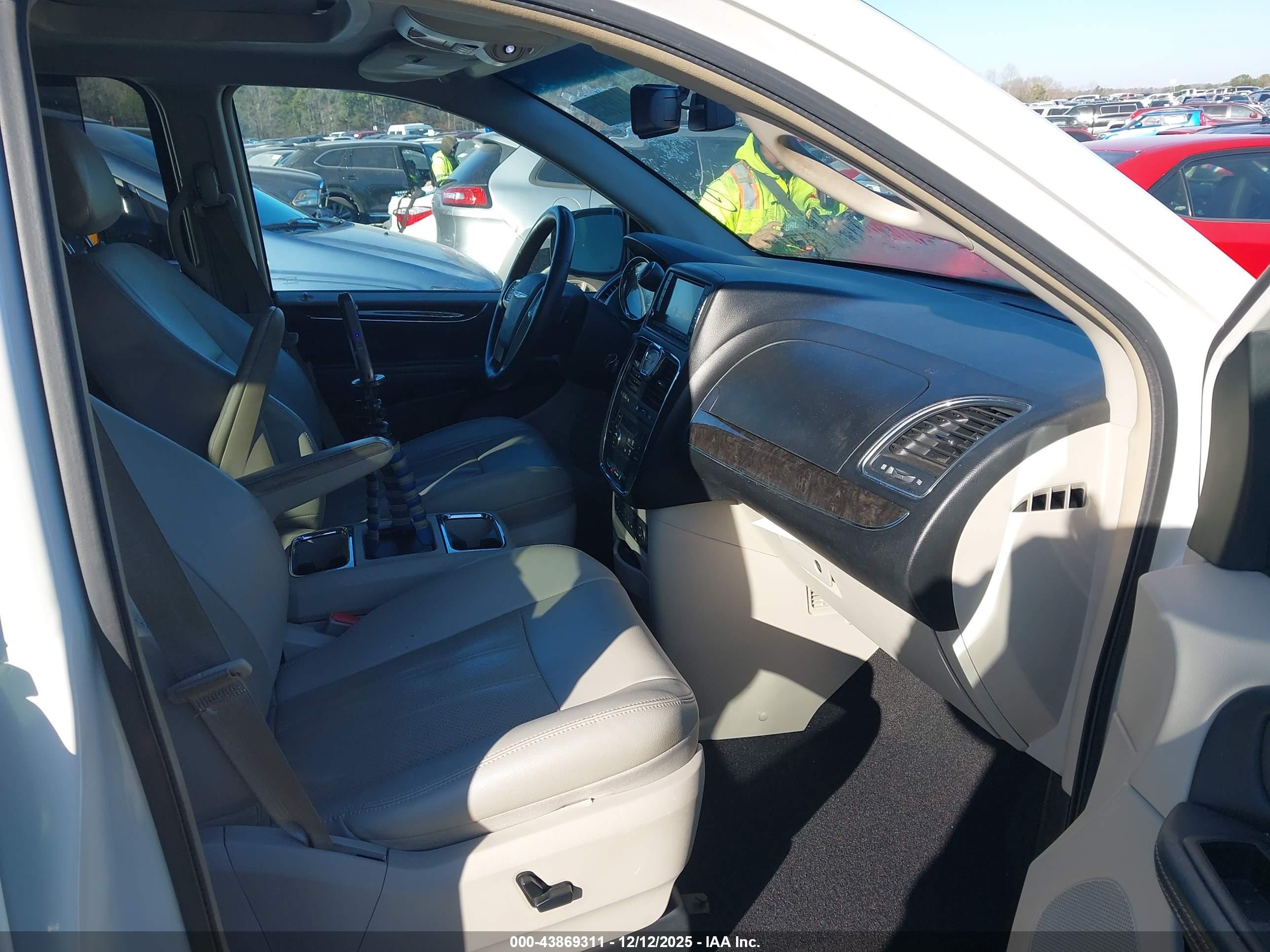 CHRYSLER TOWN image 5