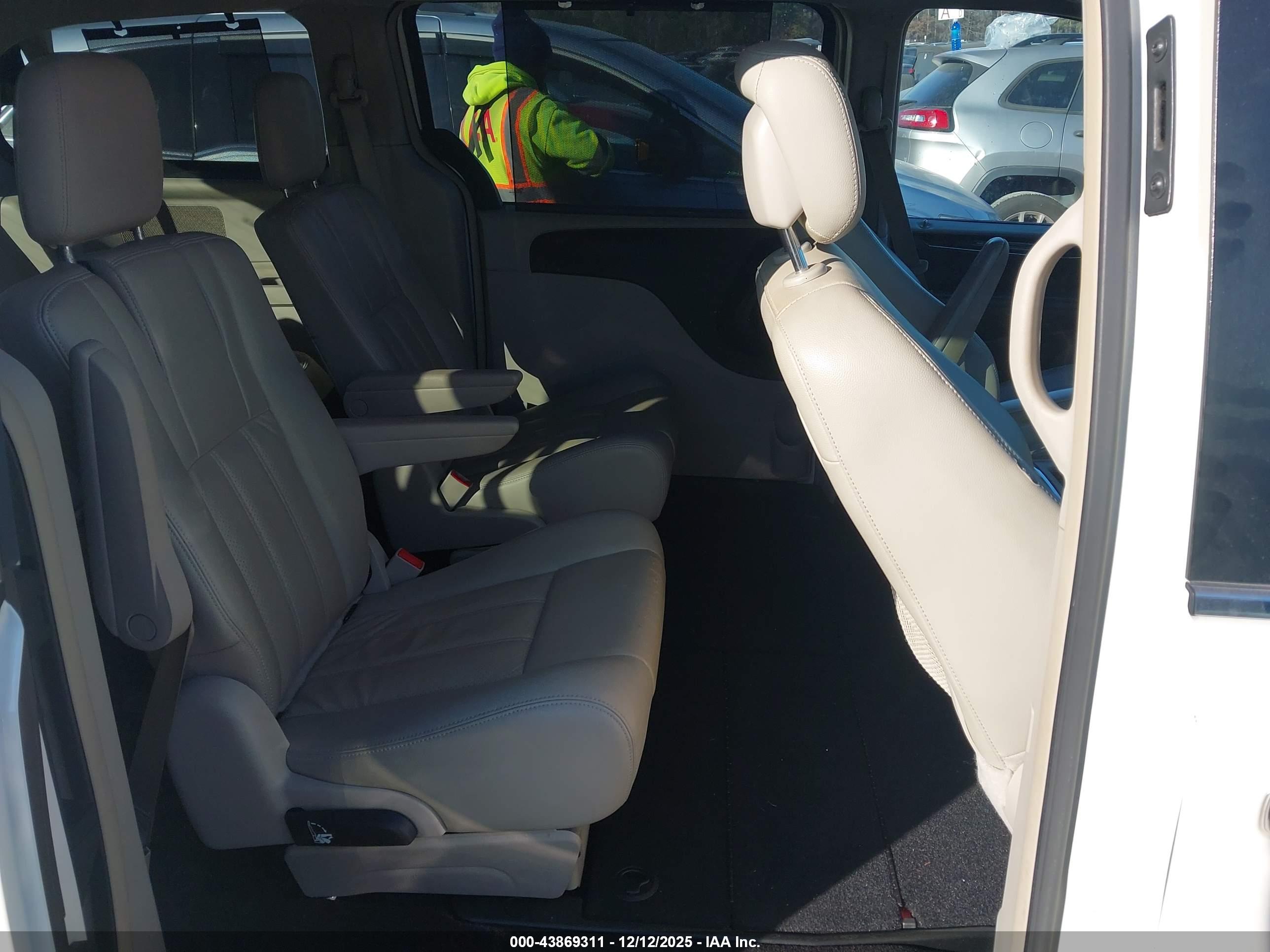 CHRYSLER TOWN image 8