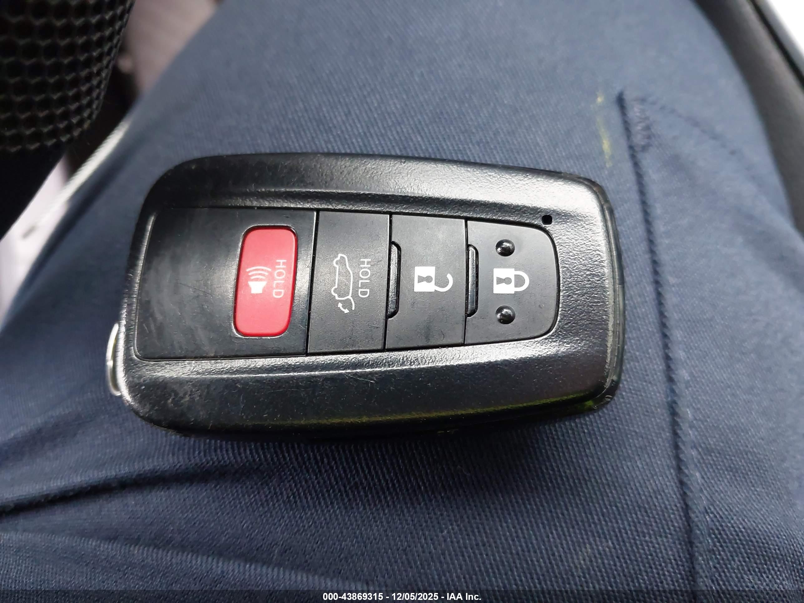 TOYOTA RAV4 image 11