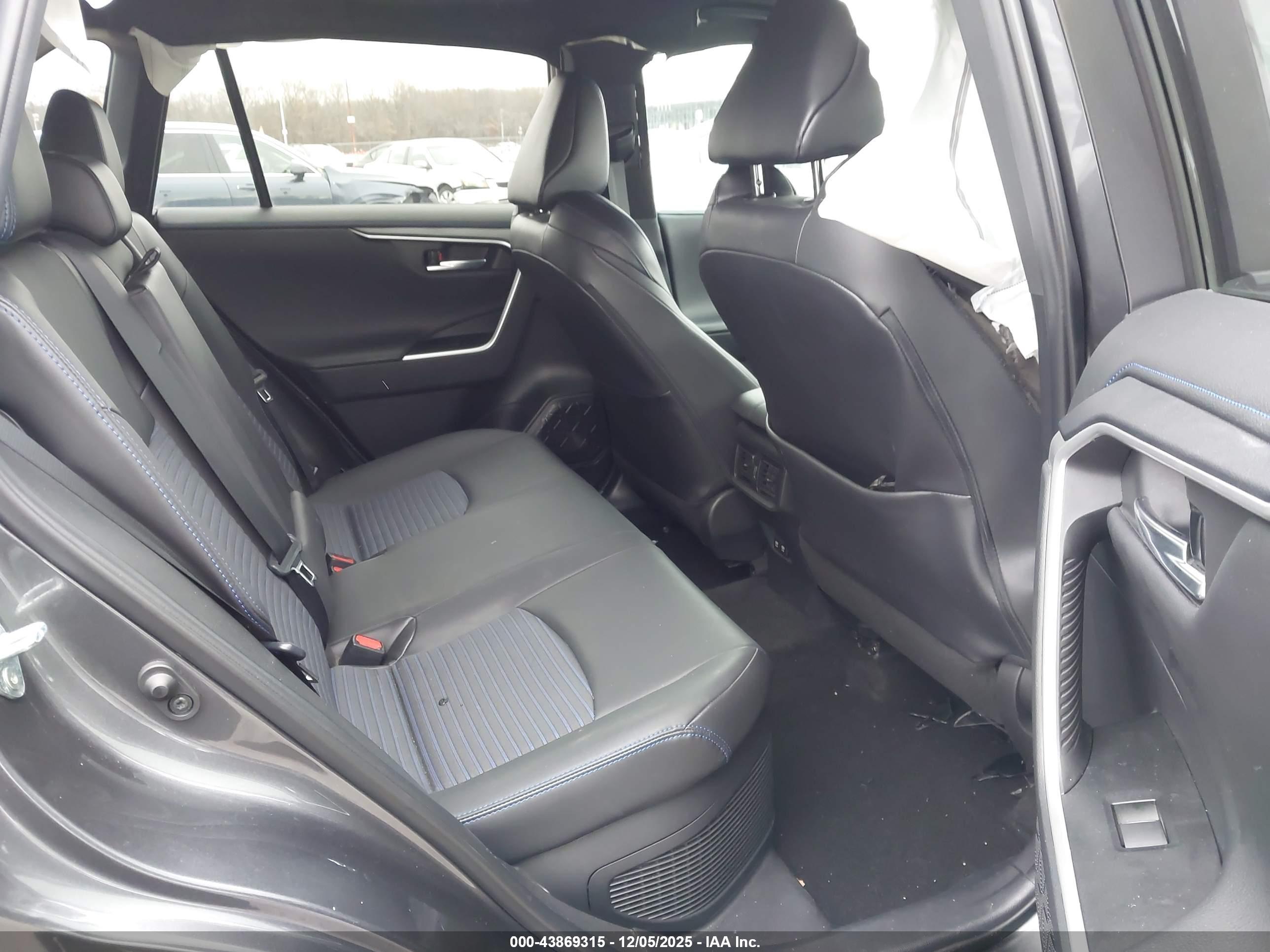 TOYOTA RAV4 image 8
