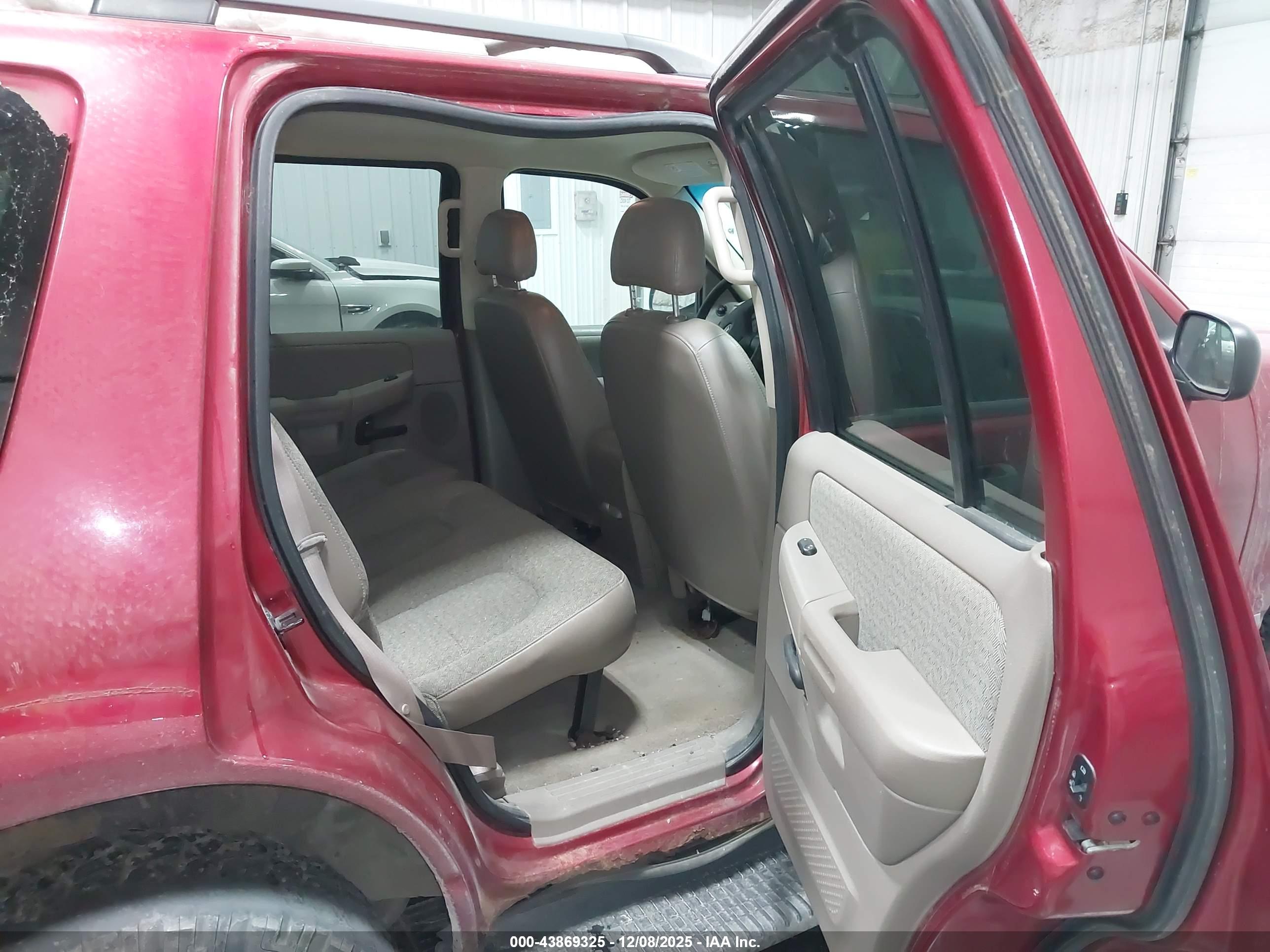 FORD EXPLORER image 8