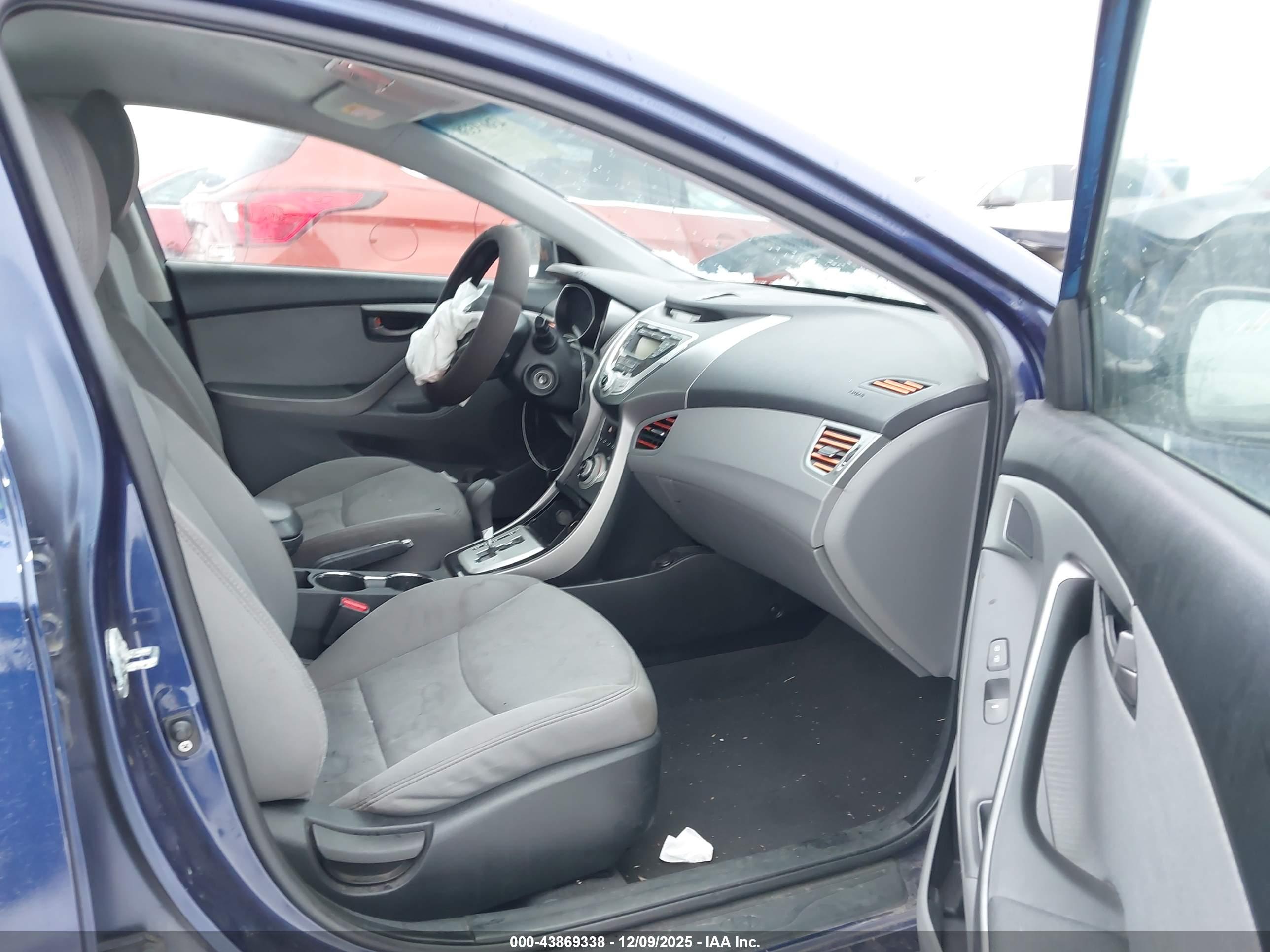 HYUNDAI ELANTRA image 5