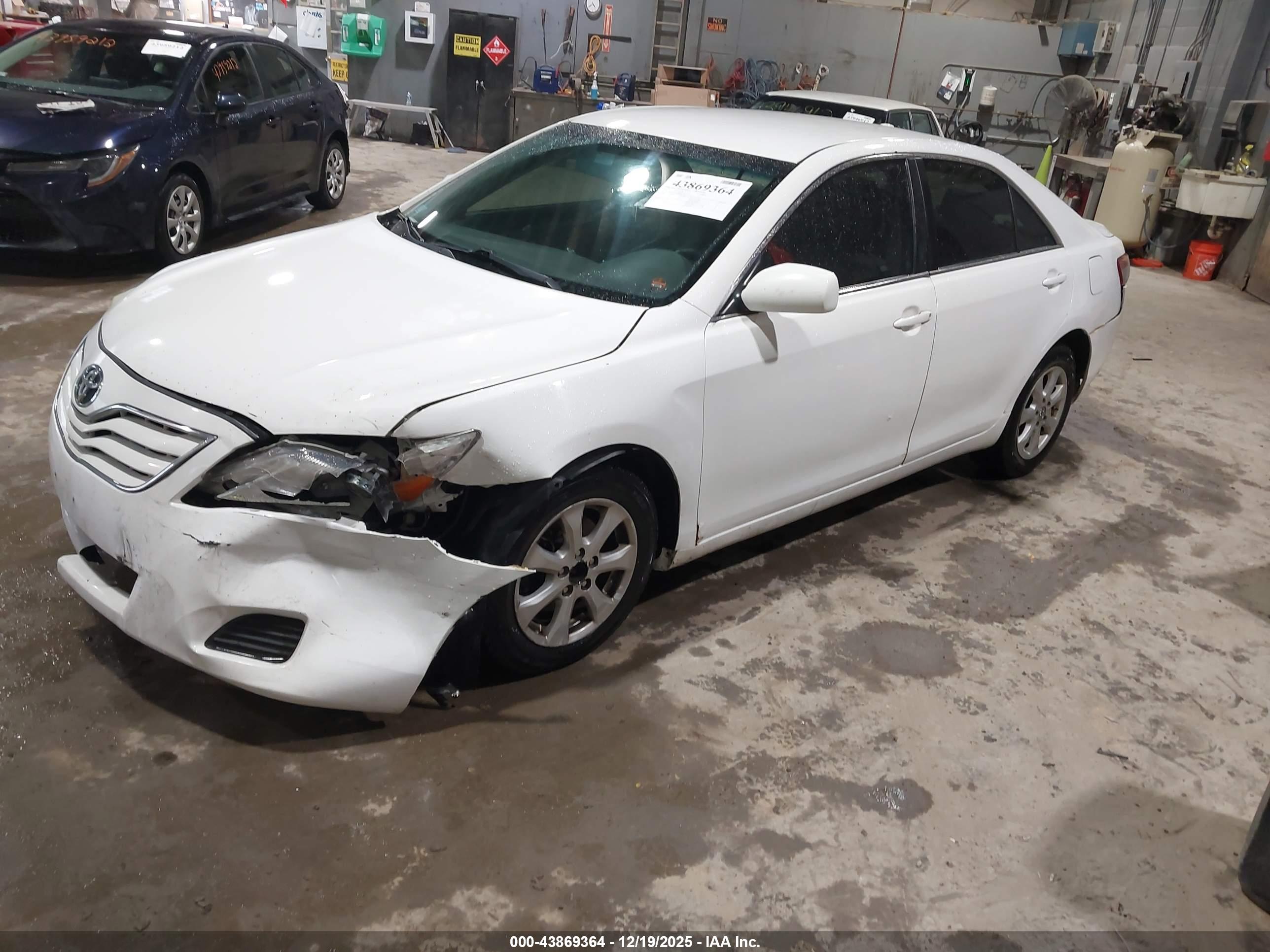 TOYOTA CAMRY image 2